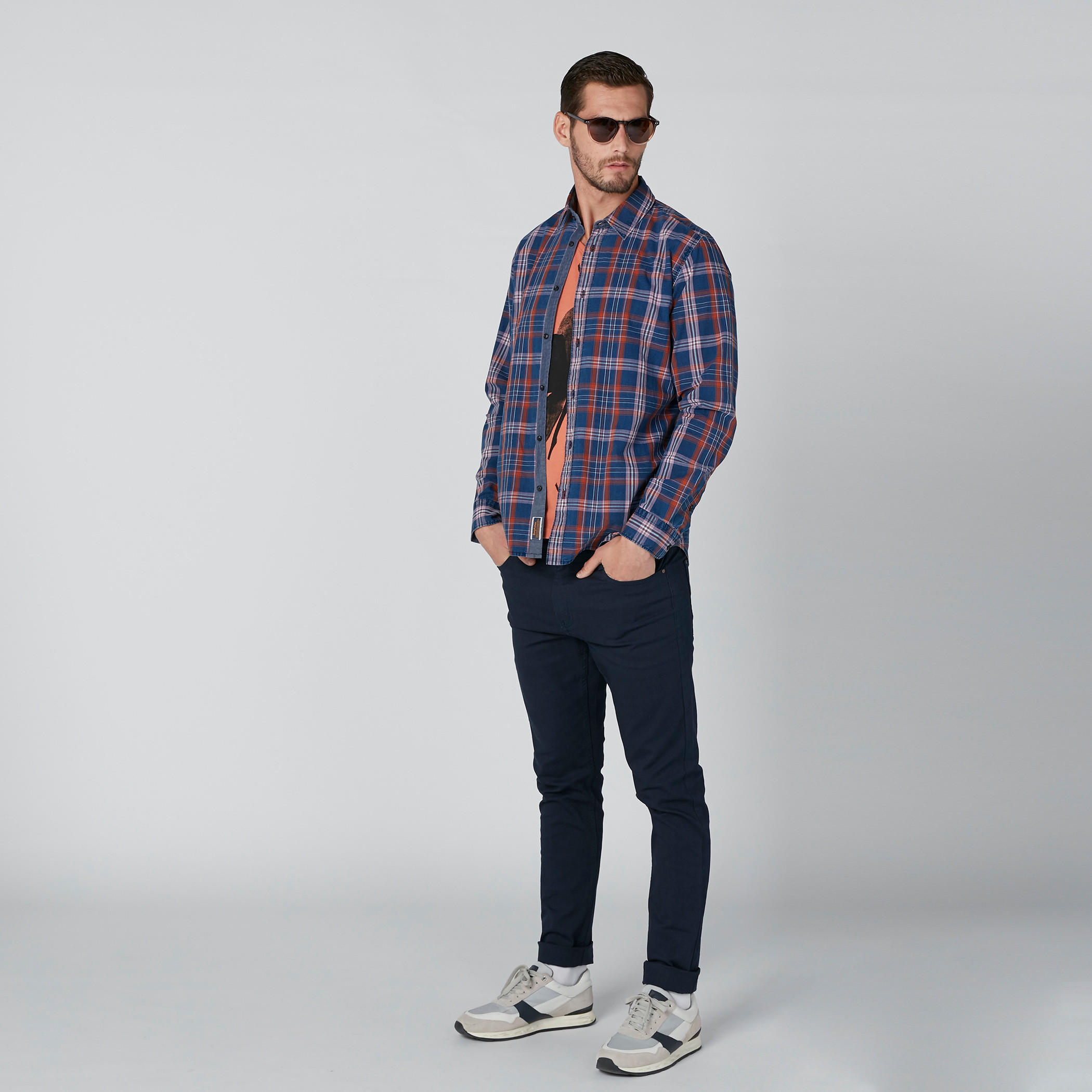 تيشيرت بياقة V وأكمام قصيرة وطبعات بيينج هيومان-men-clothing-tshirtsandpolos-tshirts-image-2