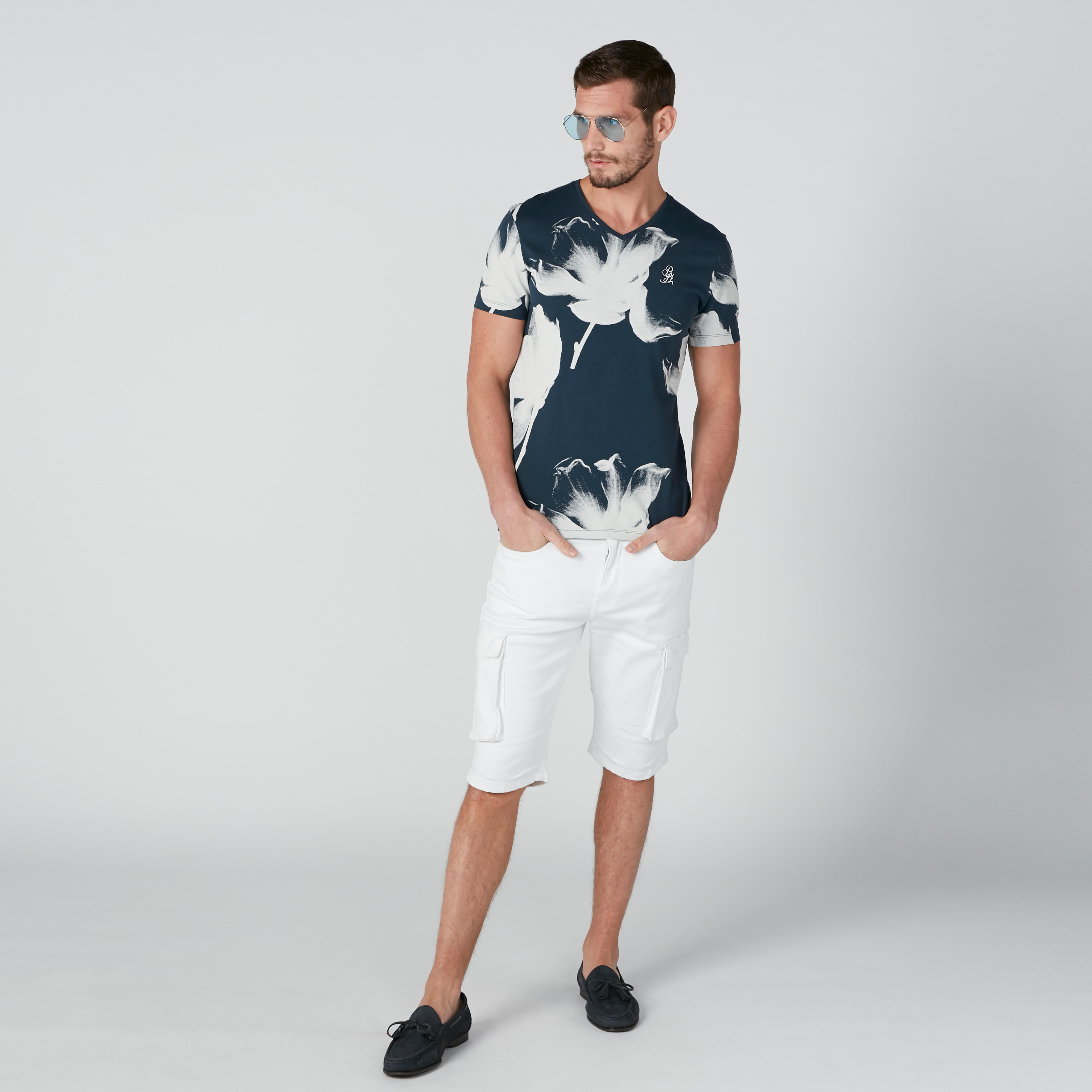 تيشيرت بقصّة عادية وياقة V وطبعات زهرية من بيينج هيومان-men-clothing-tshirtsandpolos-tshirts-image-1