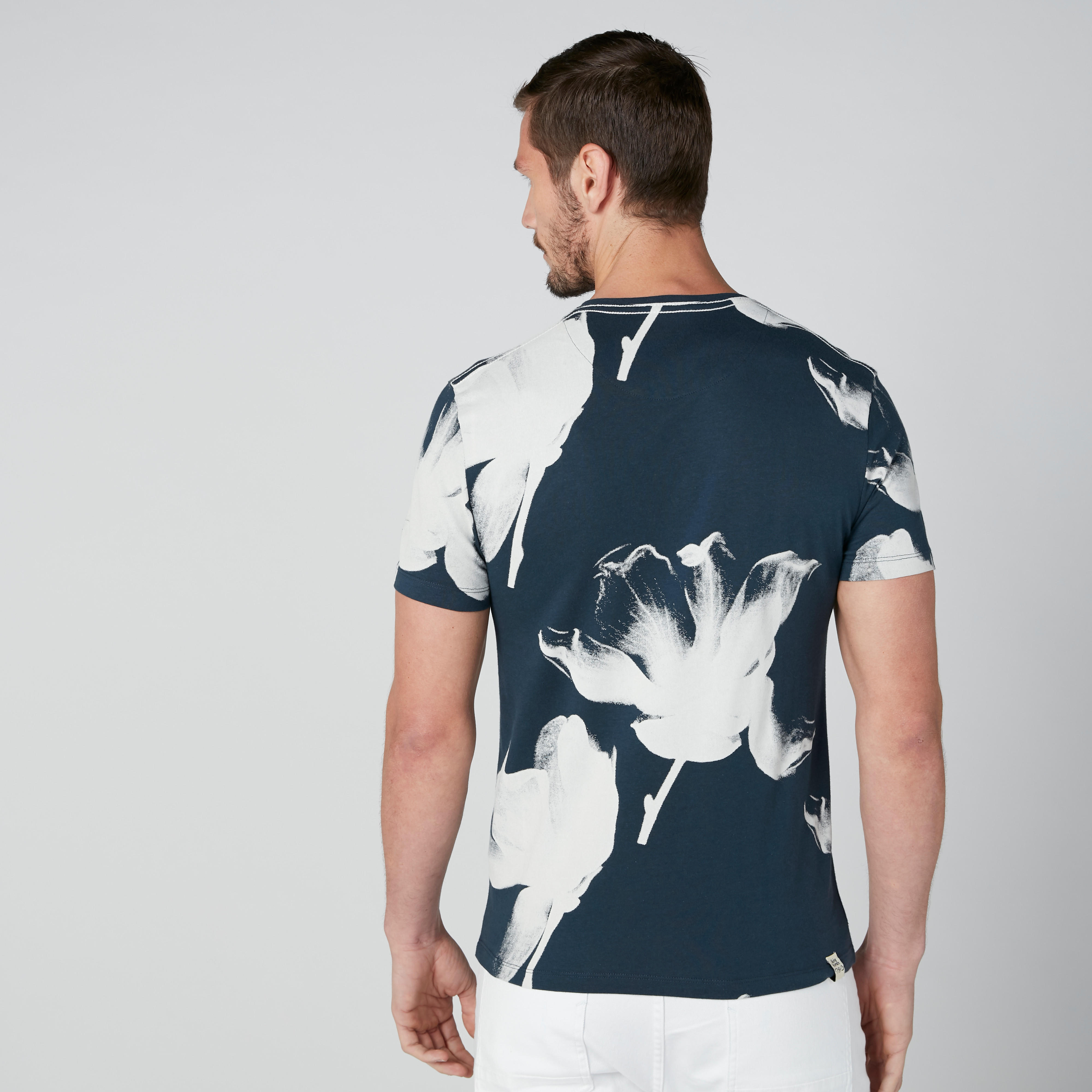 تيشيرت بقصّة عادية وياقة V وطبعات زهرية من بيينج هيومان-men-clothing-tshirtsandpolos-tshirts-image-2