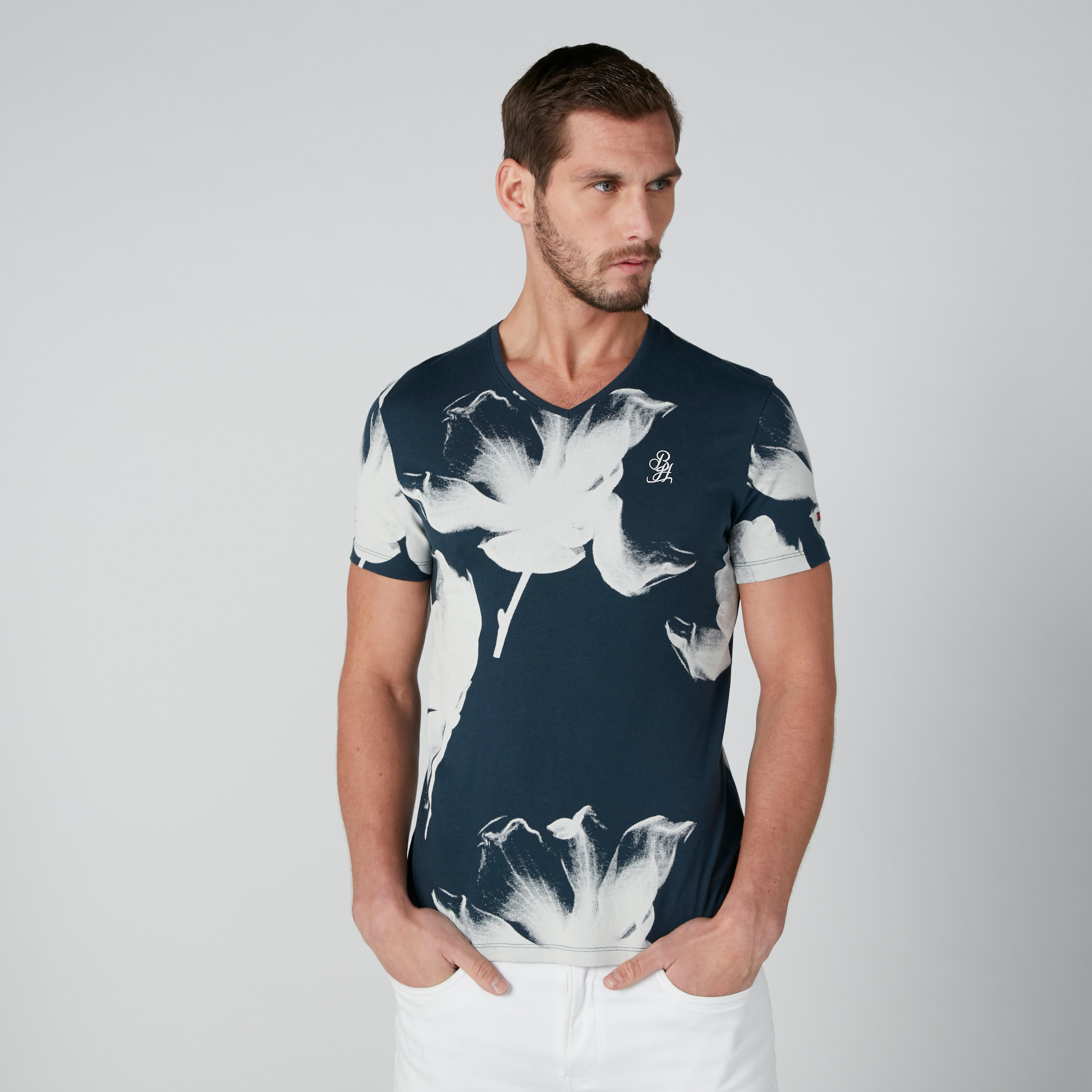 تيشيرت بقصّة عادية وياقة V وطبعات زهرية من بيينج هيومان-men-clothing-tshirtsandpolos-tshirts-image-3