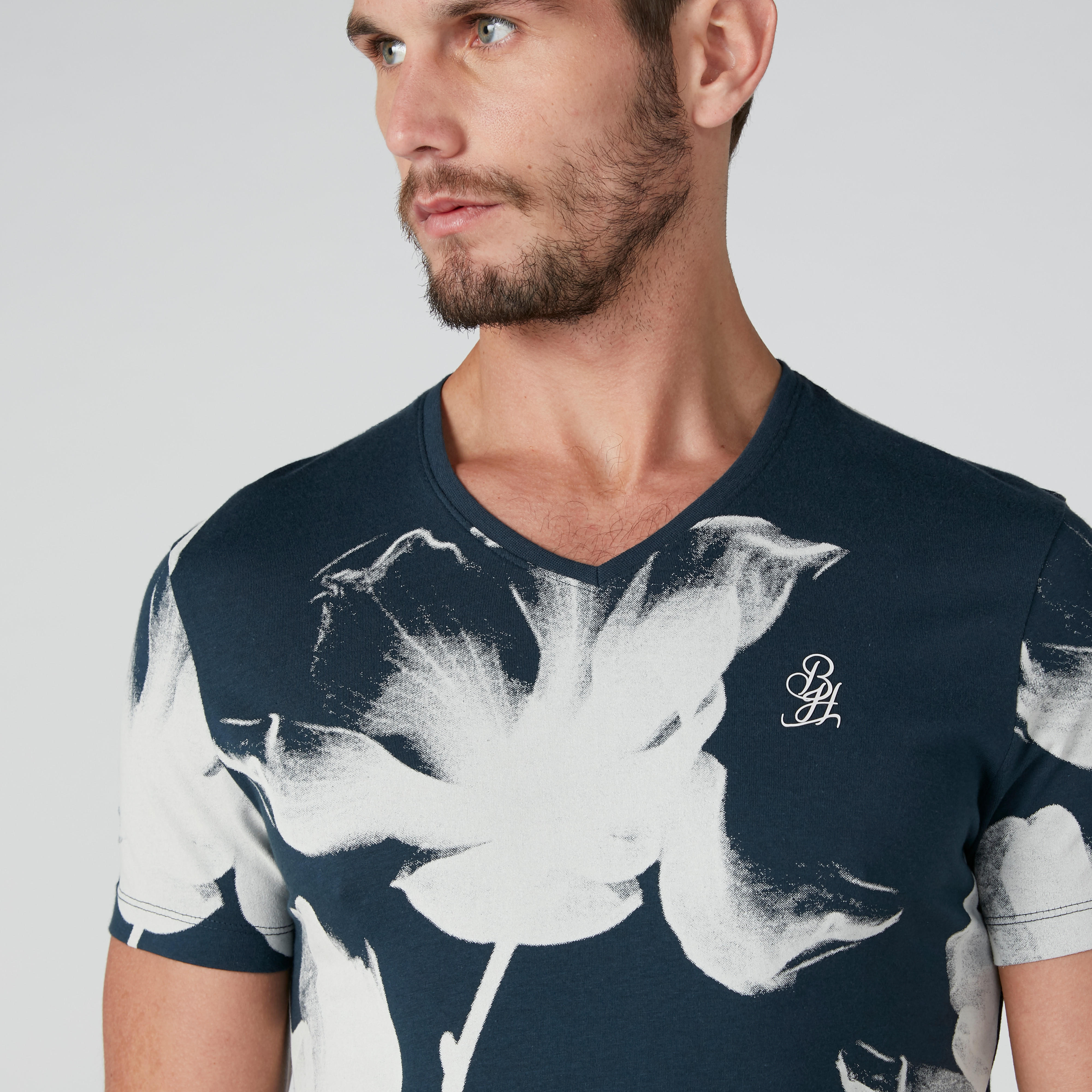 تيشيرت بقصّة عادية وياقة V وطبعات زهرية من بيينج هيومان-men-clothing-tshirtsandpolos-tshirts-image-4