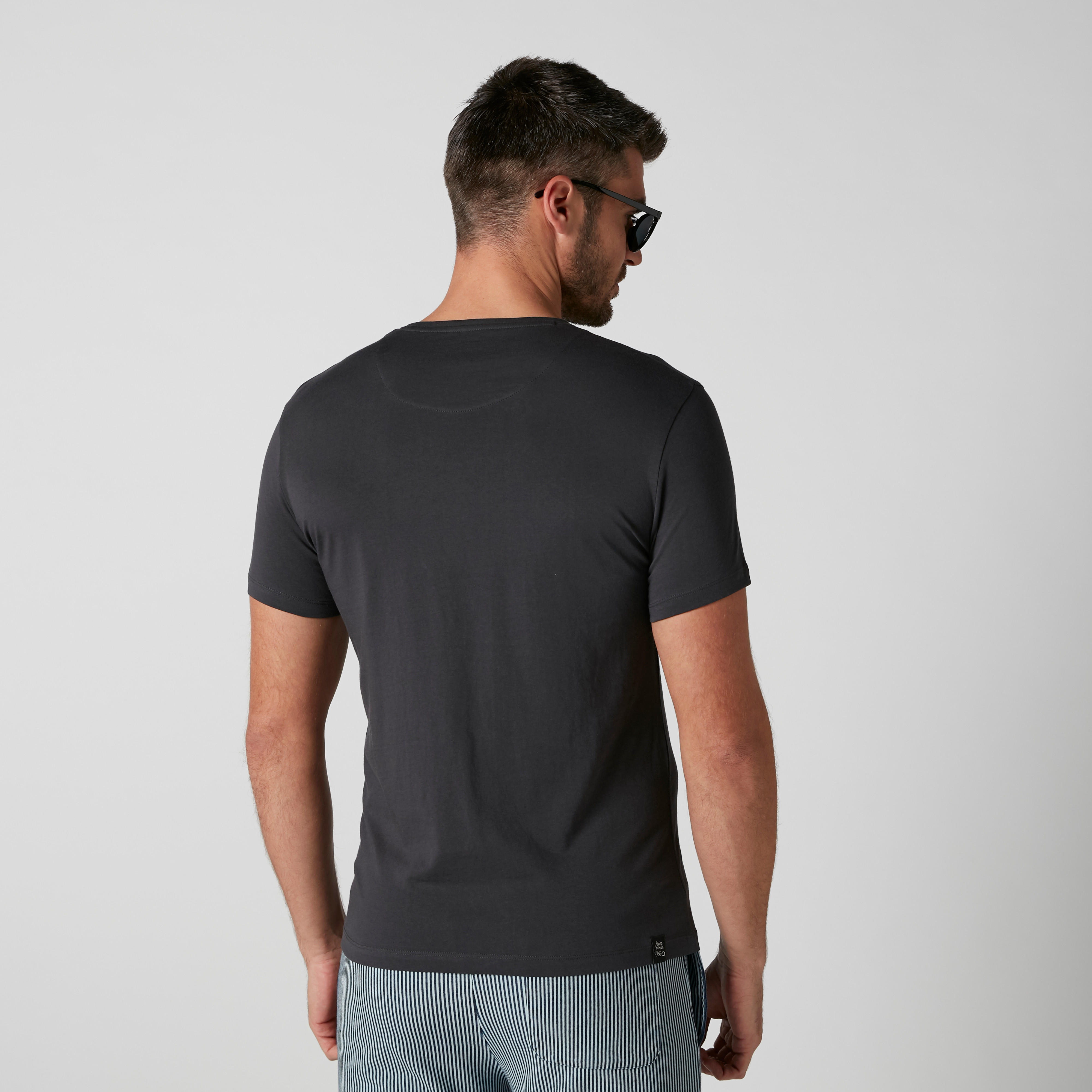 تيشيرت بياقة مستديرة وطبعات بيينج هيومان-men-clothing-tshirtsandpolos-tshirts-image-3