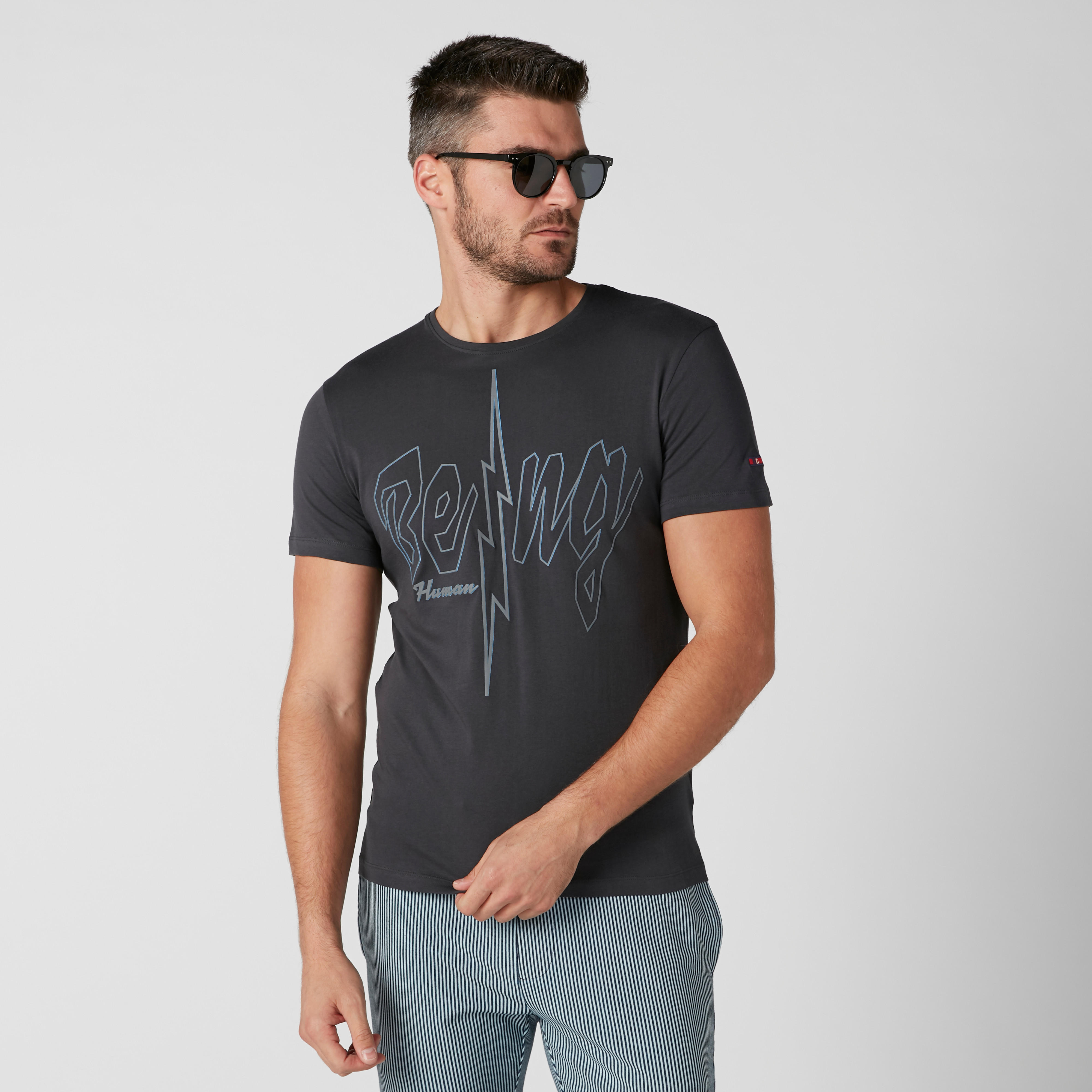 تيشيرت بياقة مستديرة وطبعات بيينج هيومان-men-clothing-tshirtsandpolos-tshirts-image-2