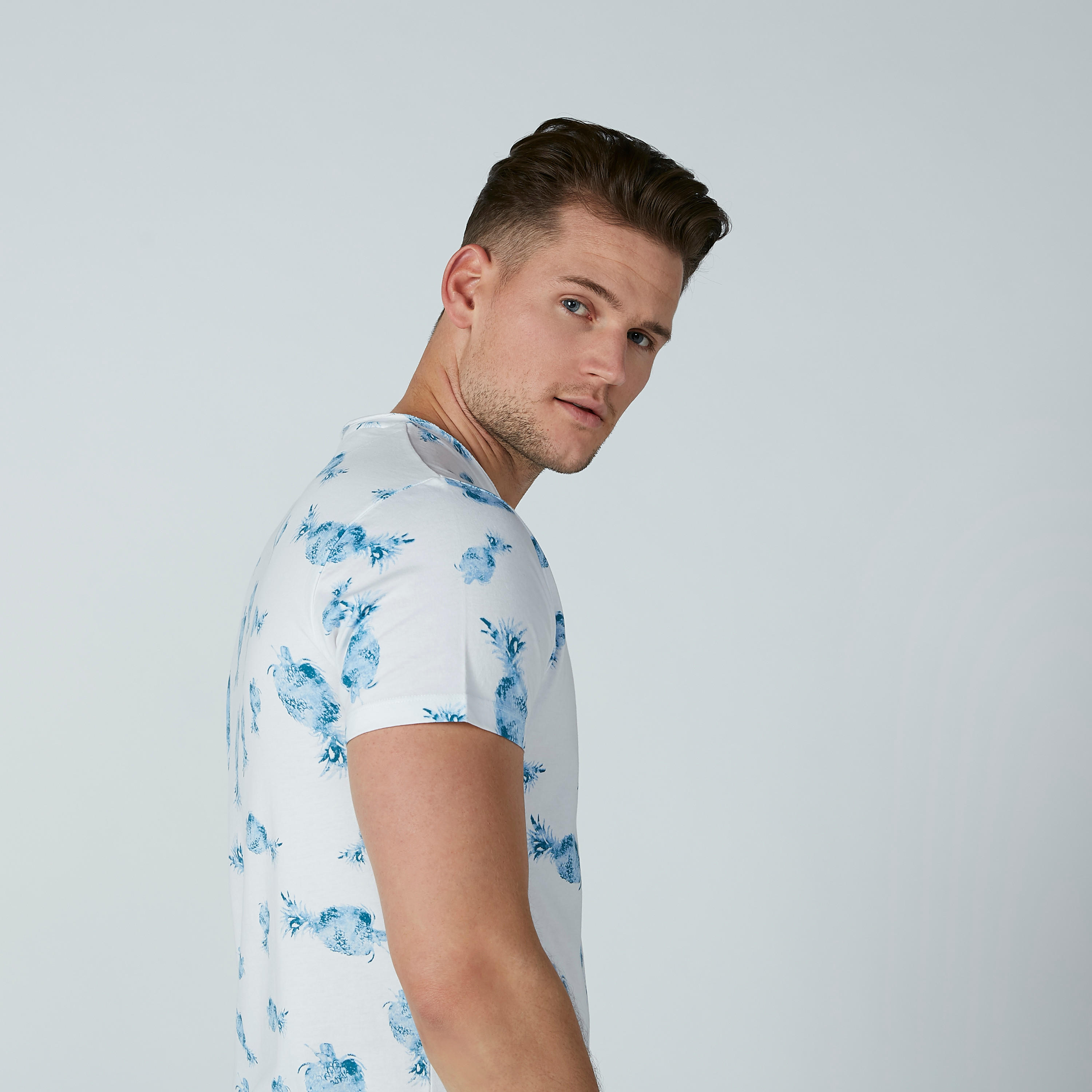 تيشيرت بأكمام قصيرة وجيب على الصدر وطبعات بيينج هيومان-men-clothing-tshirtsandpolos-tshirts-image-1