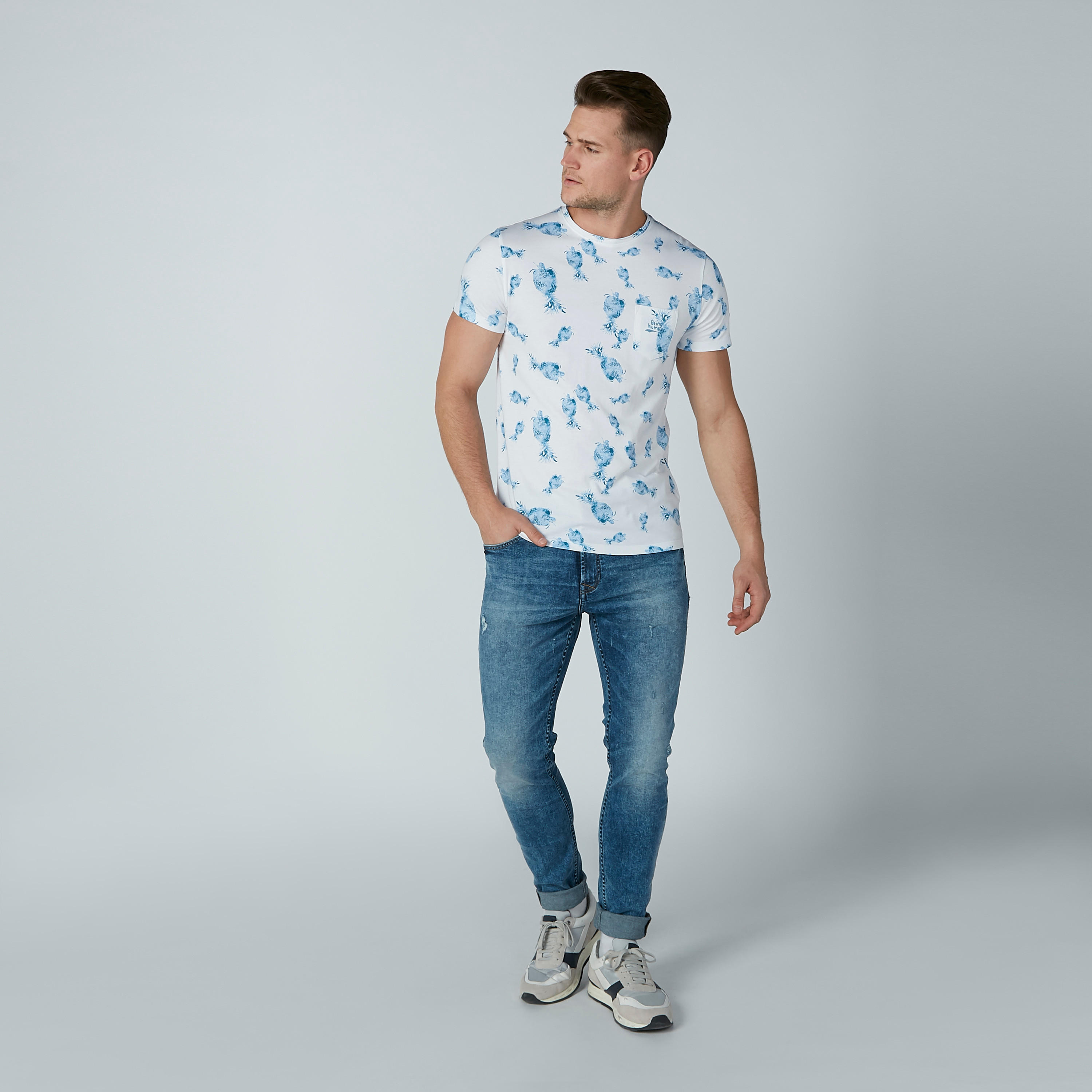 تيشيرت بأكمام قصيرة وجيب على الصدر وطبعات بيينج هيومان-men-clothing-tshirtsandpolos-tshirts-image-3