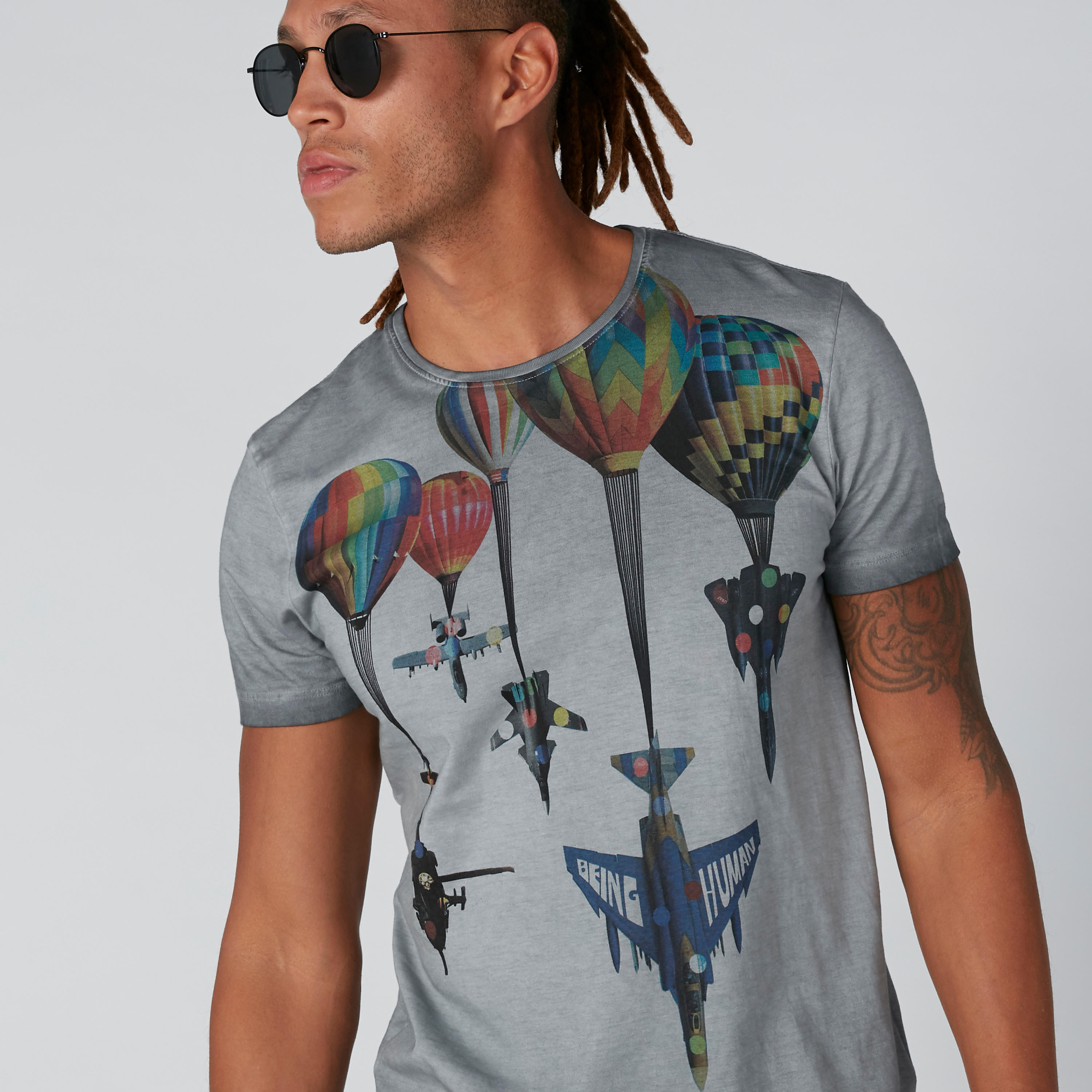 تيشيرت بياقة مستديرة وأكمام قصيرة وطبعات بيينج هيومان-men-clothing-tshirtsandpolos-tshirts-image-1