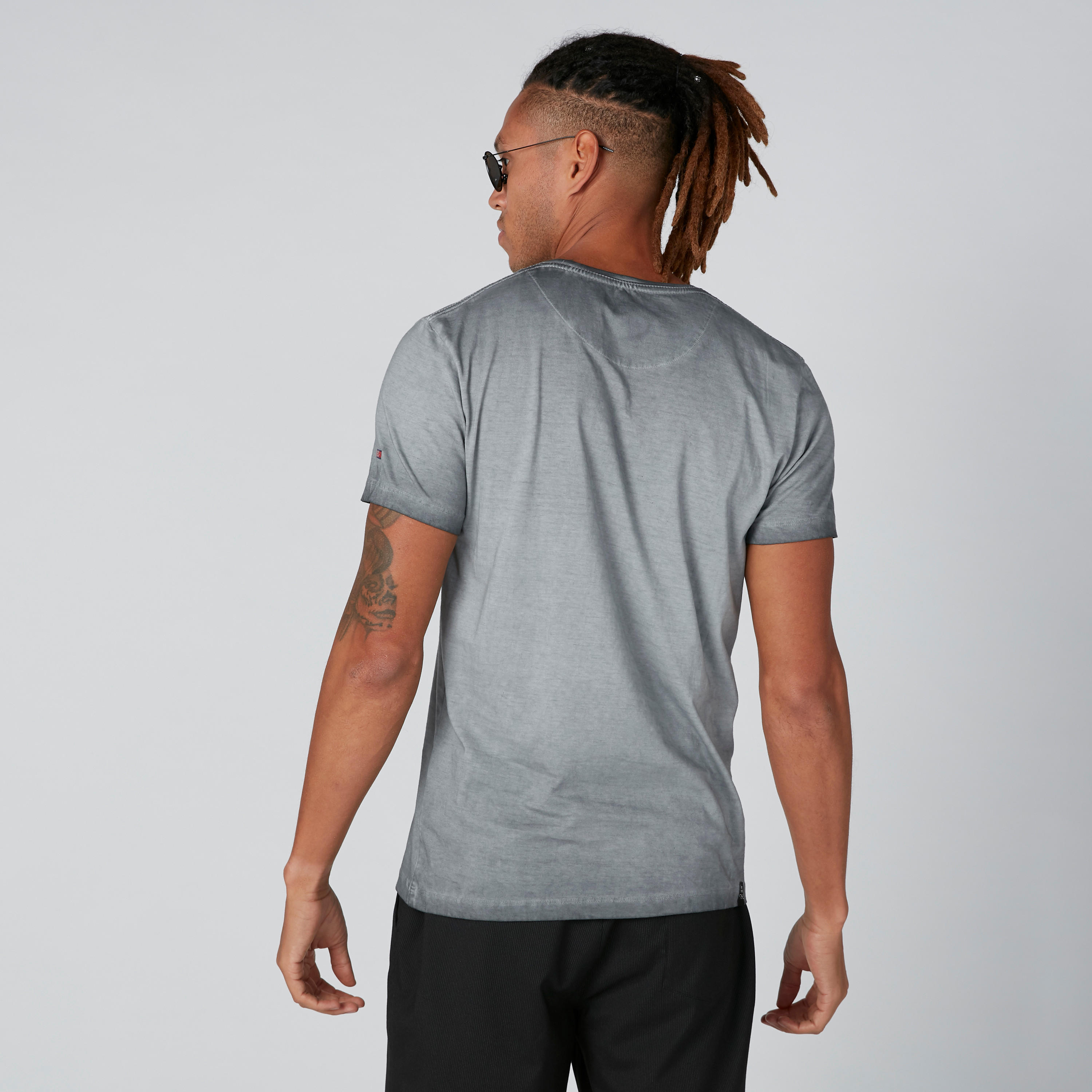 تيشيرت بياقة مستديرة وأكمام قصيرة وطبعات بيينج هيومان-men-clothing-tshirtsandpolos-tshirts-image-3