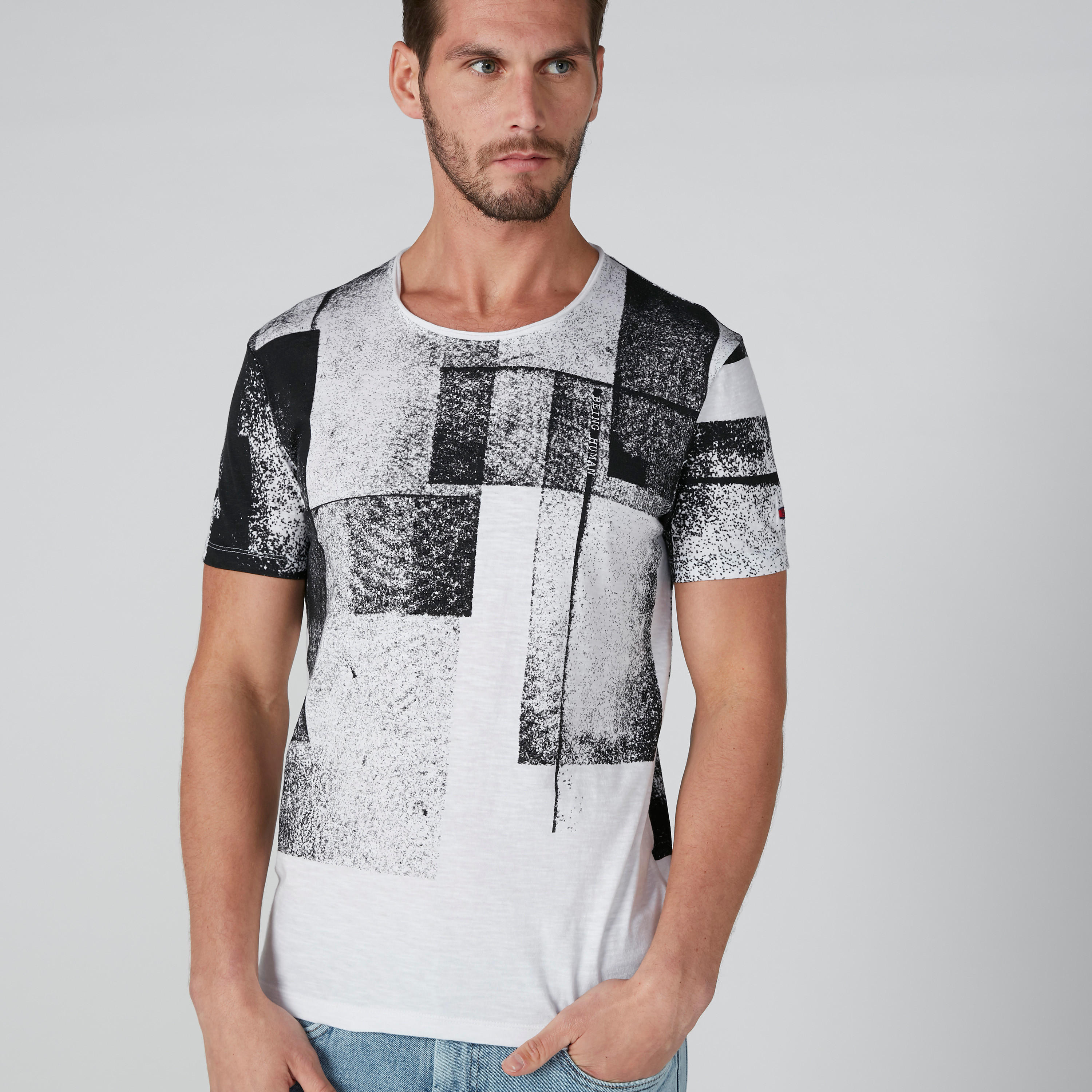تيشيرت بياقة مستديرة وأكمام قصيرة وطبعات بيينج هيومان-men-clothing-tshirtsandpolos-tshirts-image-1