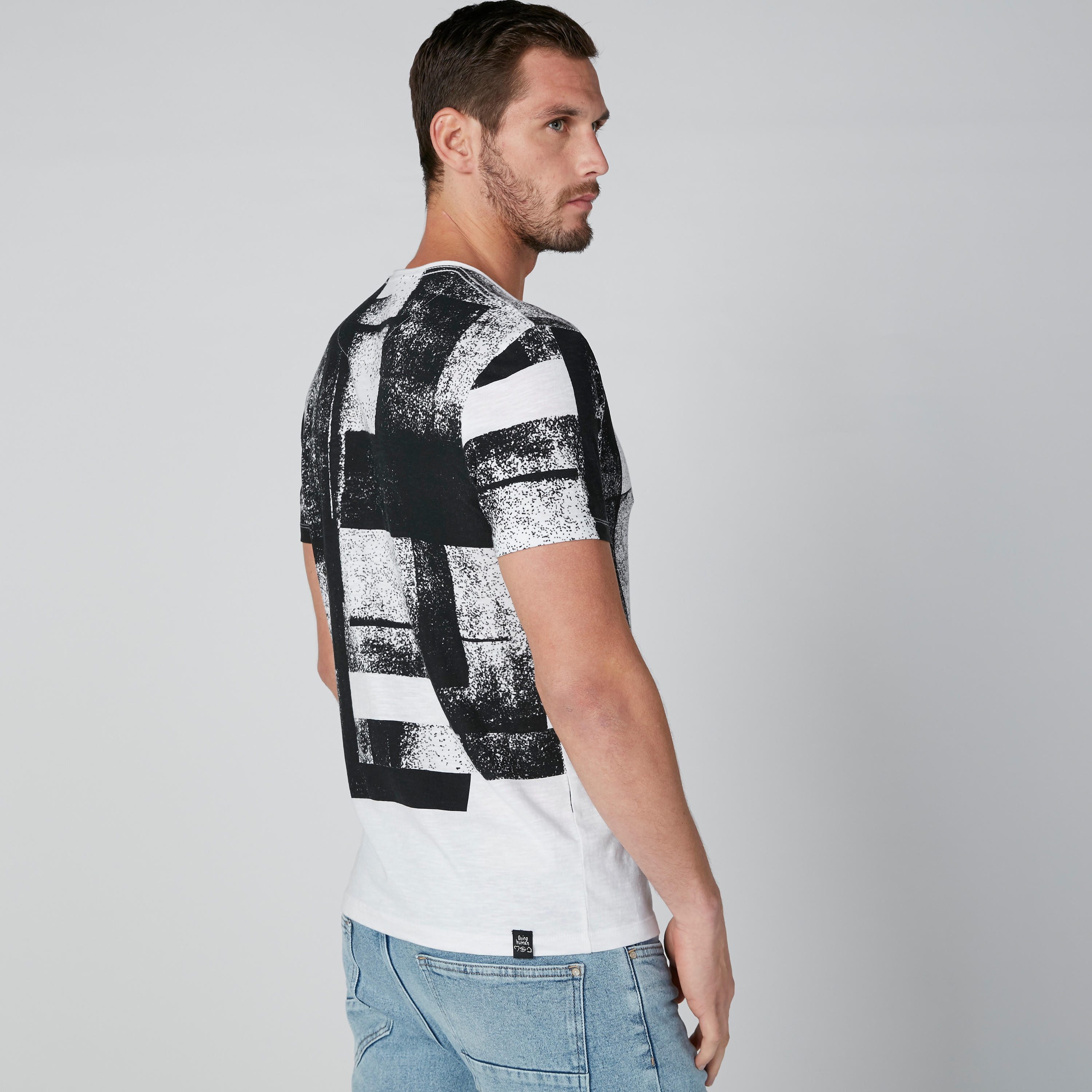 تيشيرت بياقة مستديرة وأكمام قصيرة وطبعات بيينج هيومان-men-clothing-tshirtsandpolos-tshirts-image-2