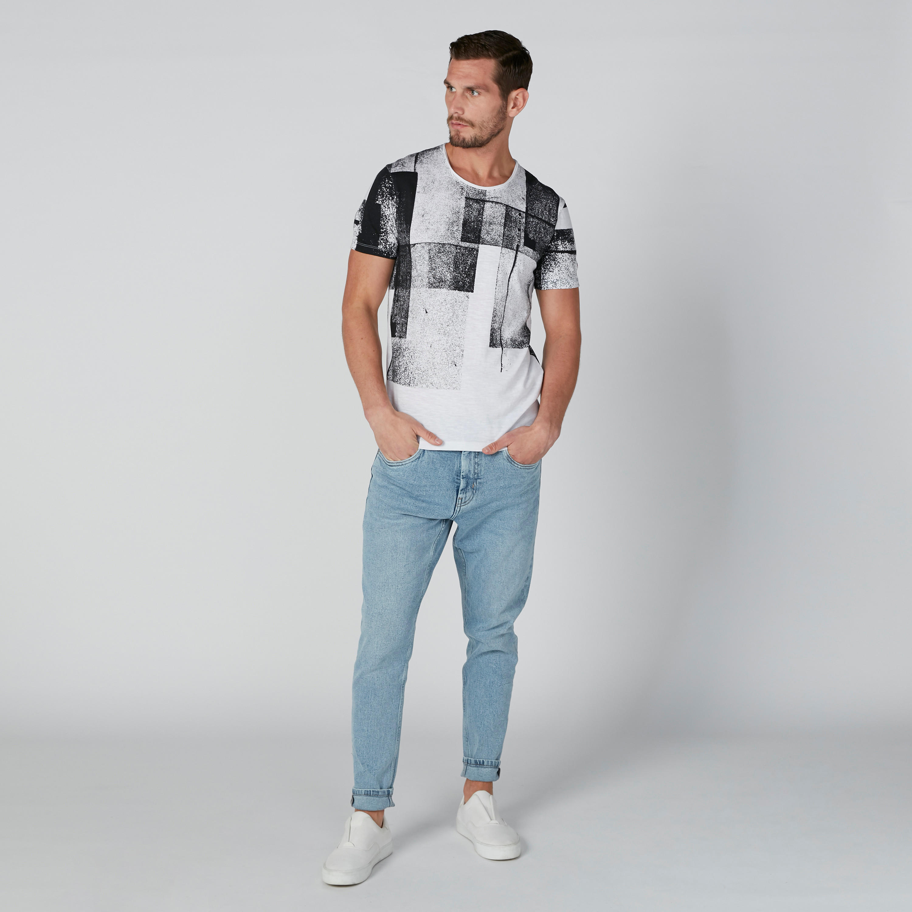 تيشيرت بياقة مستديرة وأكمام قصيرة وطبعات بيينج هيومان-men-clothing-tshirtsandpolos-tshirts-image-3