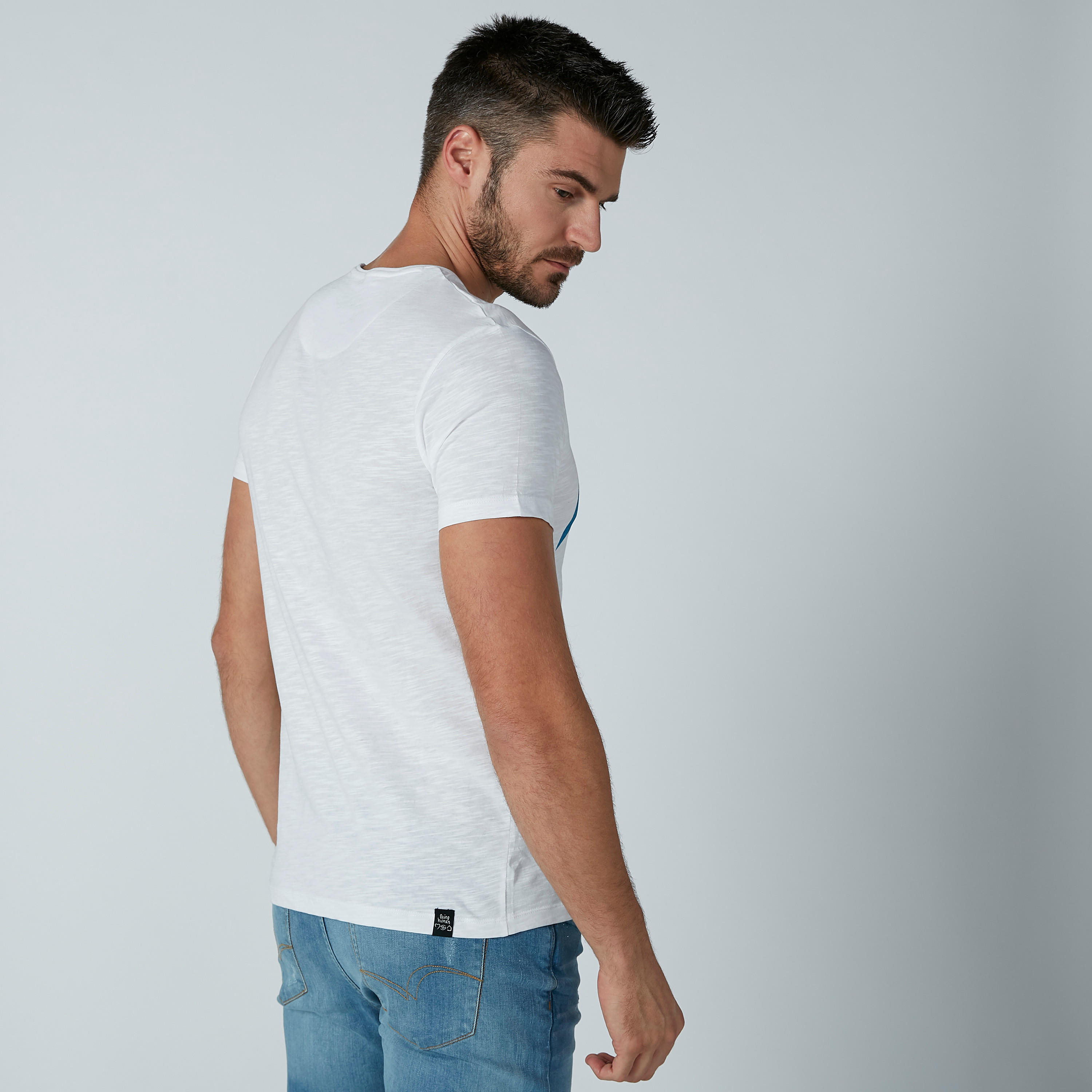 تيشيرت بياقة مستديرة وأكمام قصيرة وطبعات بيينج هيومان-men-clothing-tshirtsandpolos-tshirts-image-4