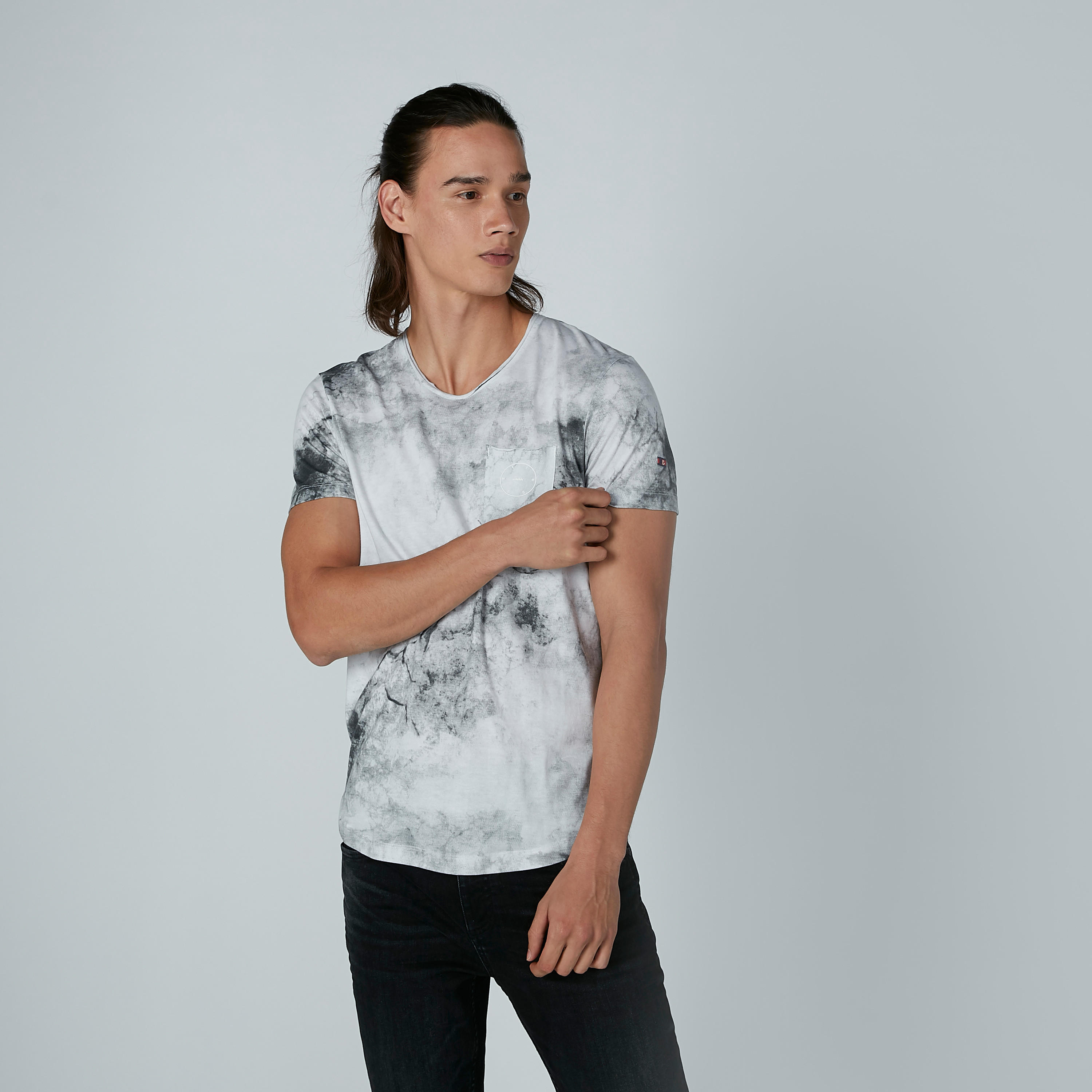 تيشيرت بياقة مستديرة وأكمام قصيرة وطبعات بيينج هيومان-men-clothing-tshirtsandpolos-tshirts-image-1