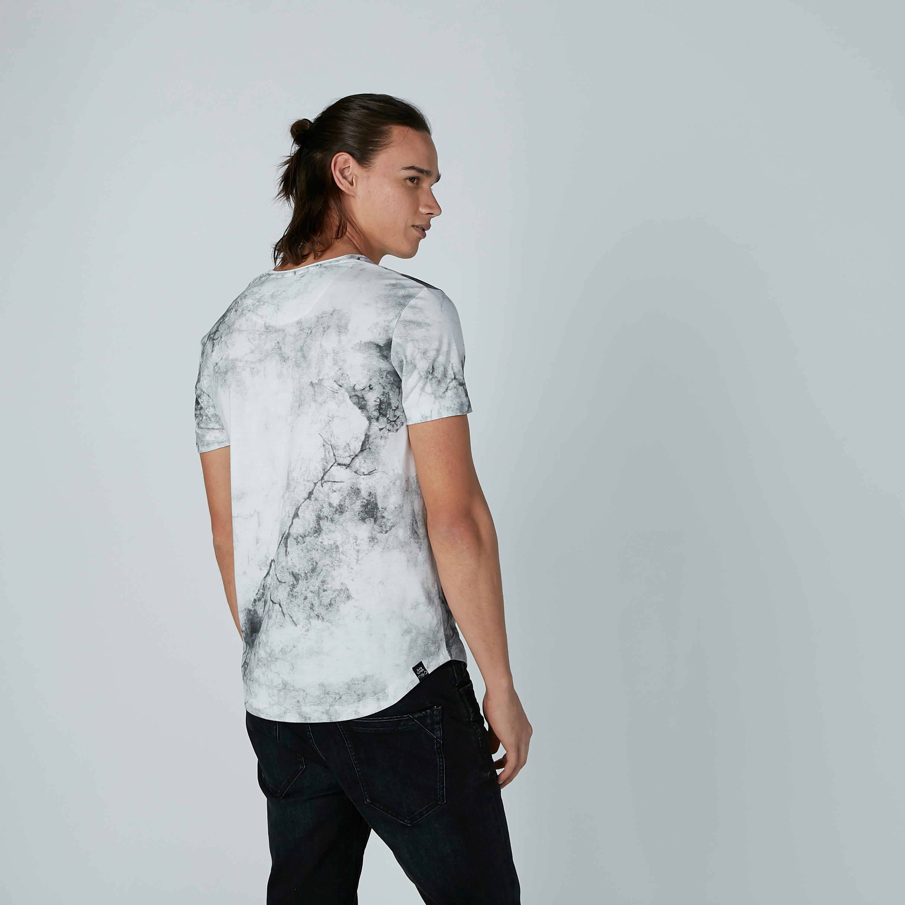 تيشيرت بياقة مستديرة وأكمام قصيرة وطبعات بيينج هيومان-men-clothing-tshirtsandpolos-tshirts-image-3