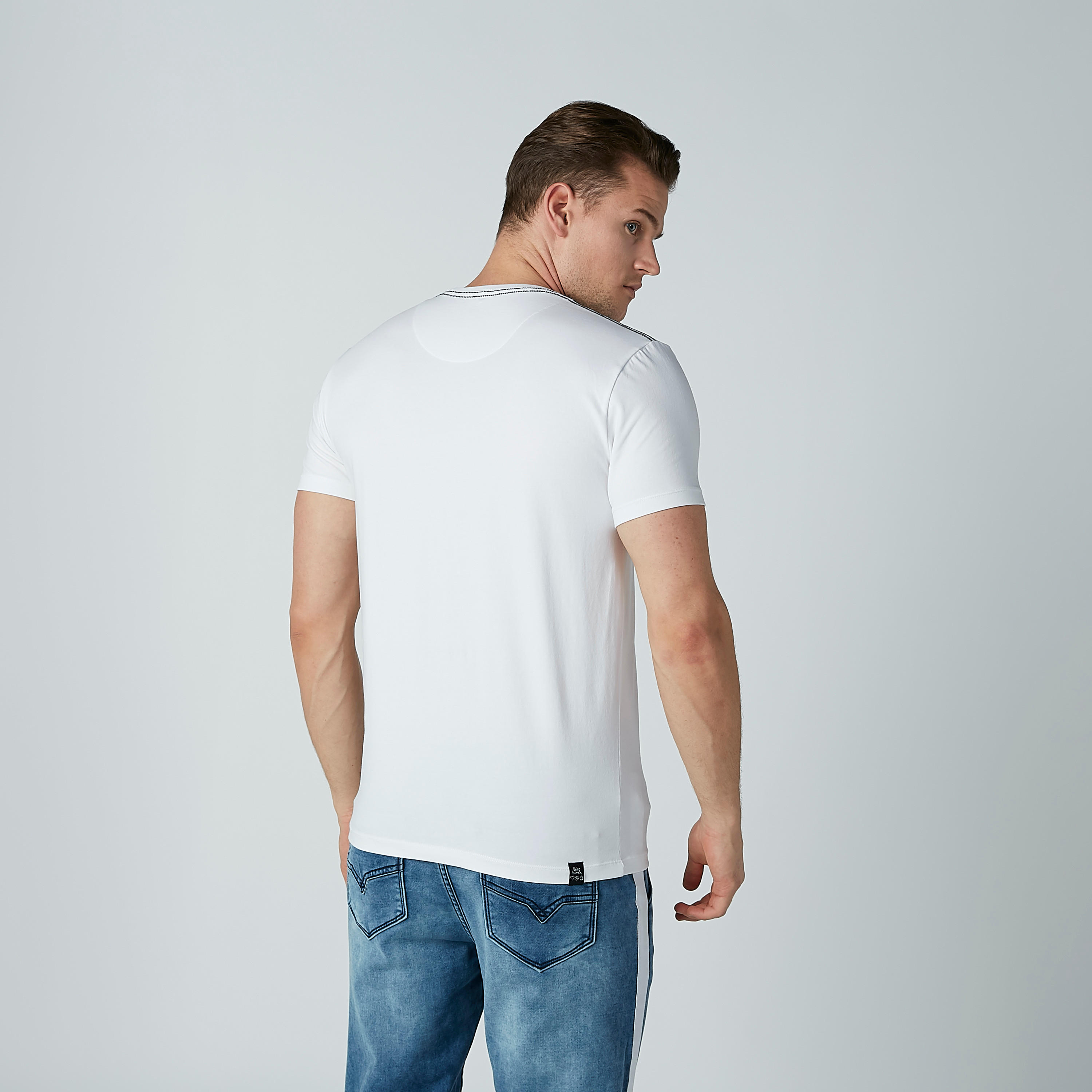 تيشيرت بياقة مستديرة وأكمام قصيرة وطبعات بيينج هيومان-men-clothing-tshirtsandpolos-tshirts-image-4
