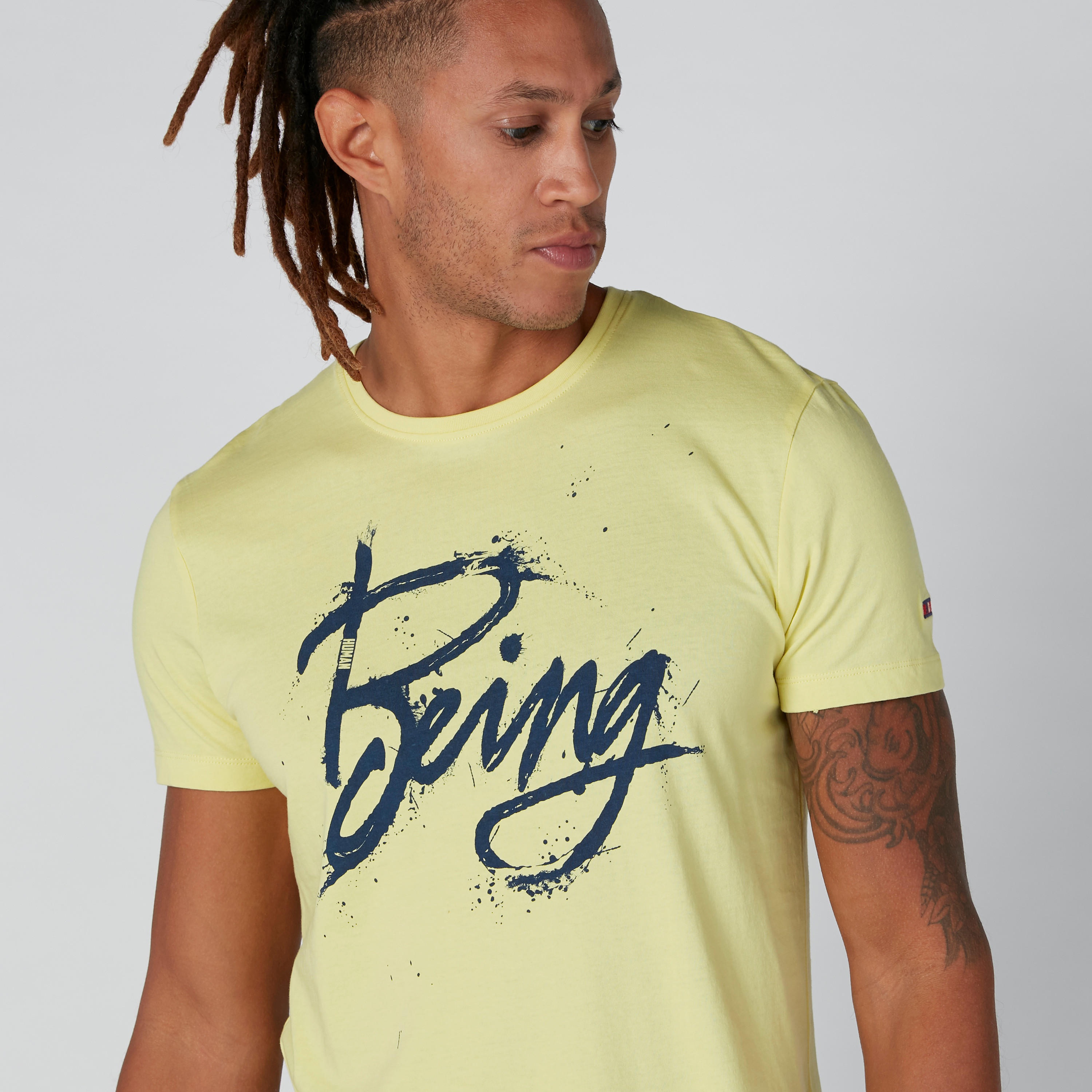 تيشيرت بياقة مستديرة وأكمام قصيرة وطبعات بيينج هيومان-men-clothing-tshirtsandpolos-tshirts-image-4
