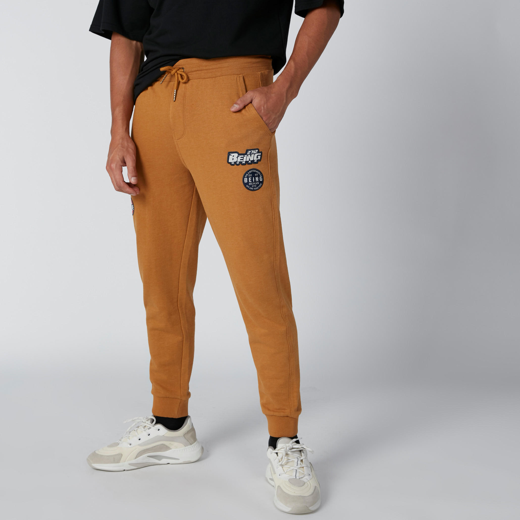 بنطال رياضي بجيوب ومزيّن بتطريز بيينج هيومان-men-clothing-bottoms-joggers-image-1