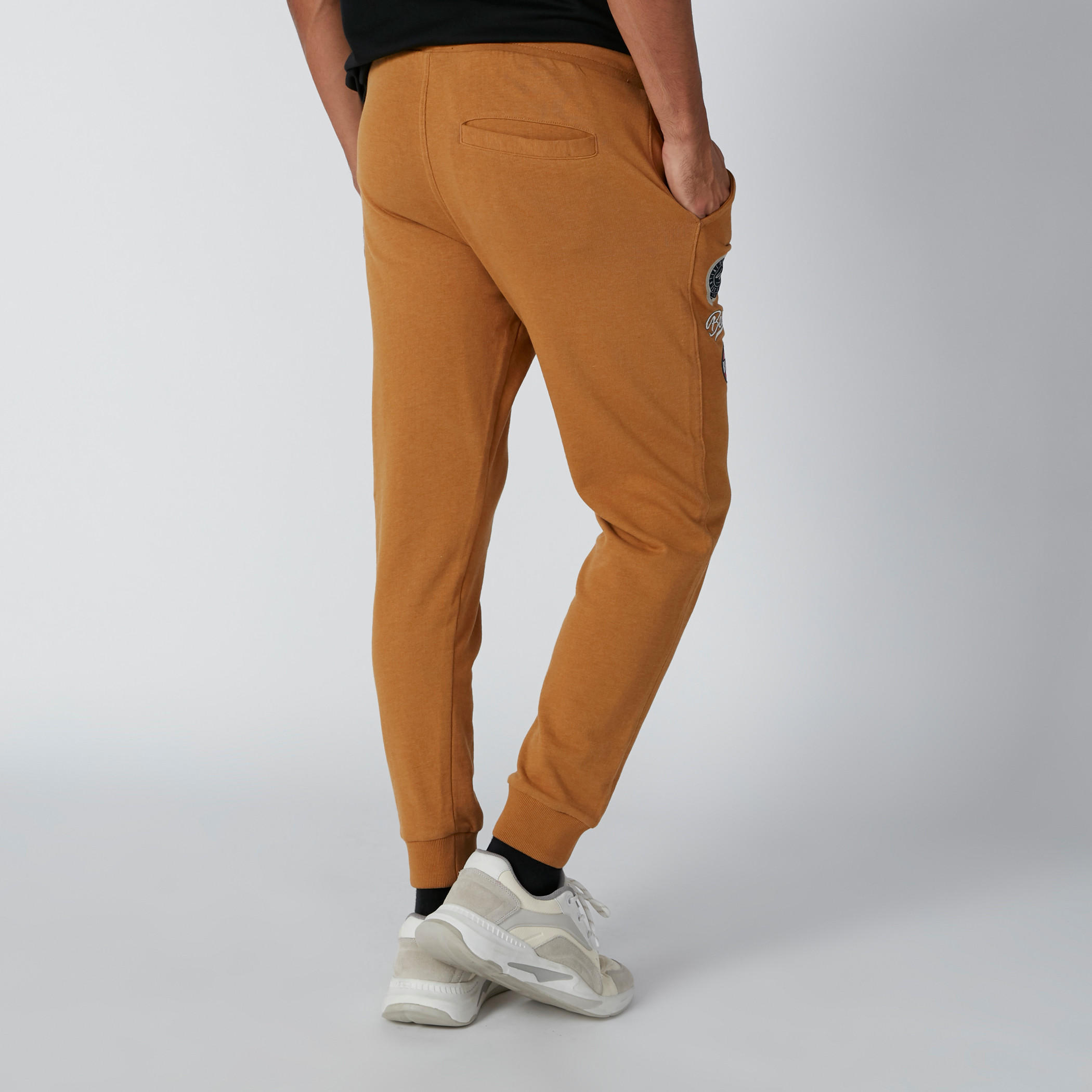 بنطال رياضي بجيوب ومزيّن بتطريز بيينج هيومان-men-clothing-bottoms-joggers-image-2