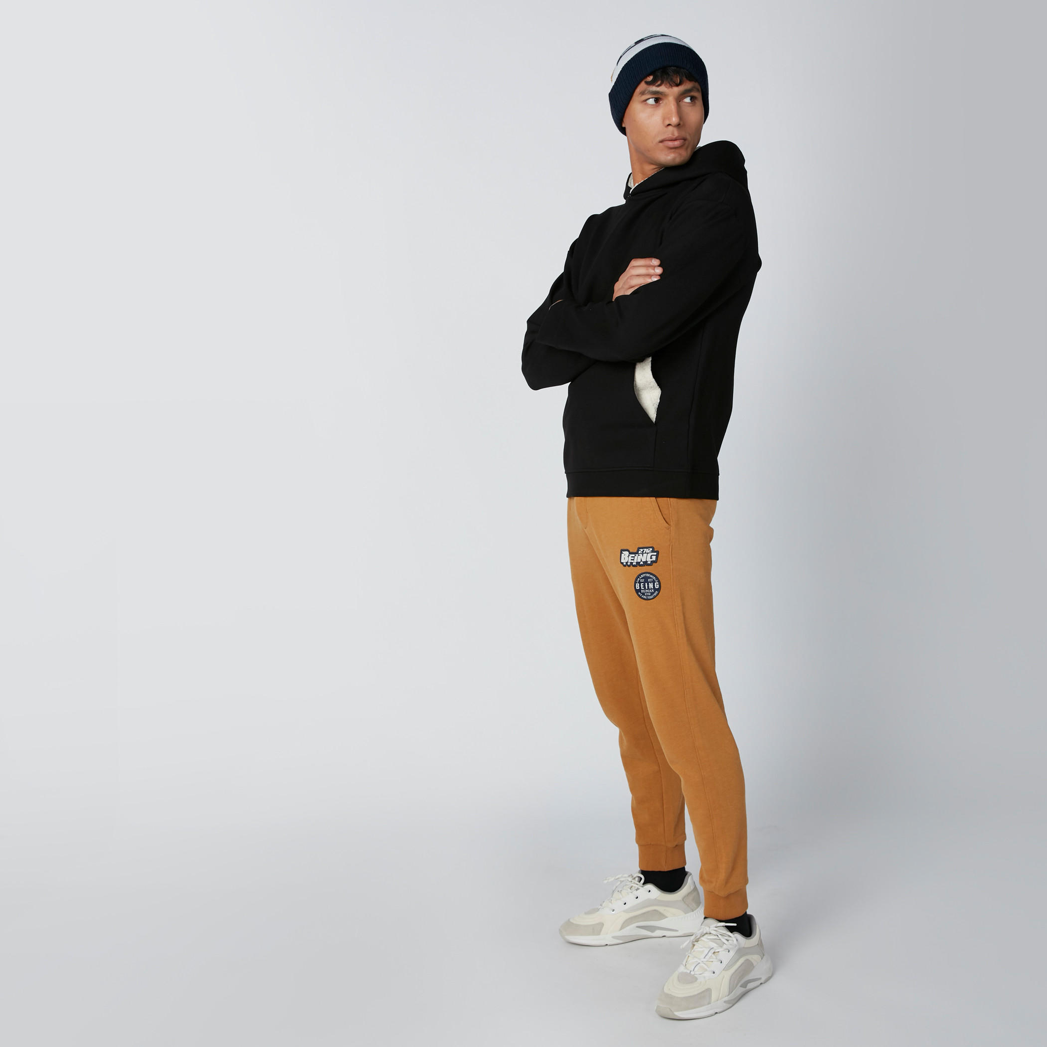 بنطال رياضي بجيوب ومزيّن بتطريز بيينج هيومان-men-clothing-bottoms-joggers-image-3