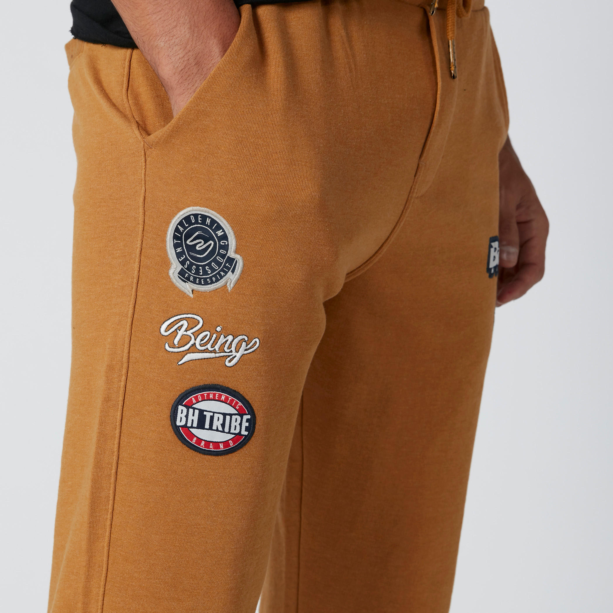 بنطال رياضي بجيوب ومزيّن بتطريز بيينج هيومان-men-clothing-bottoms-joggers-image-4