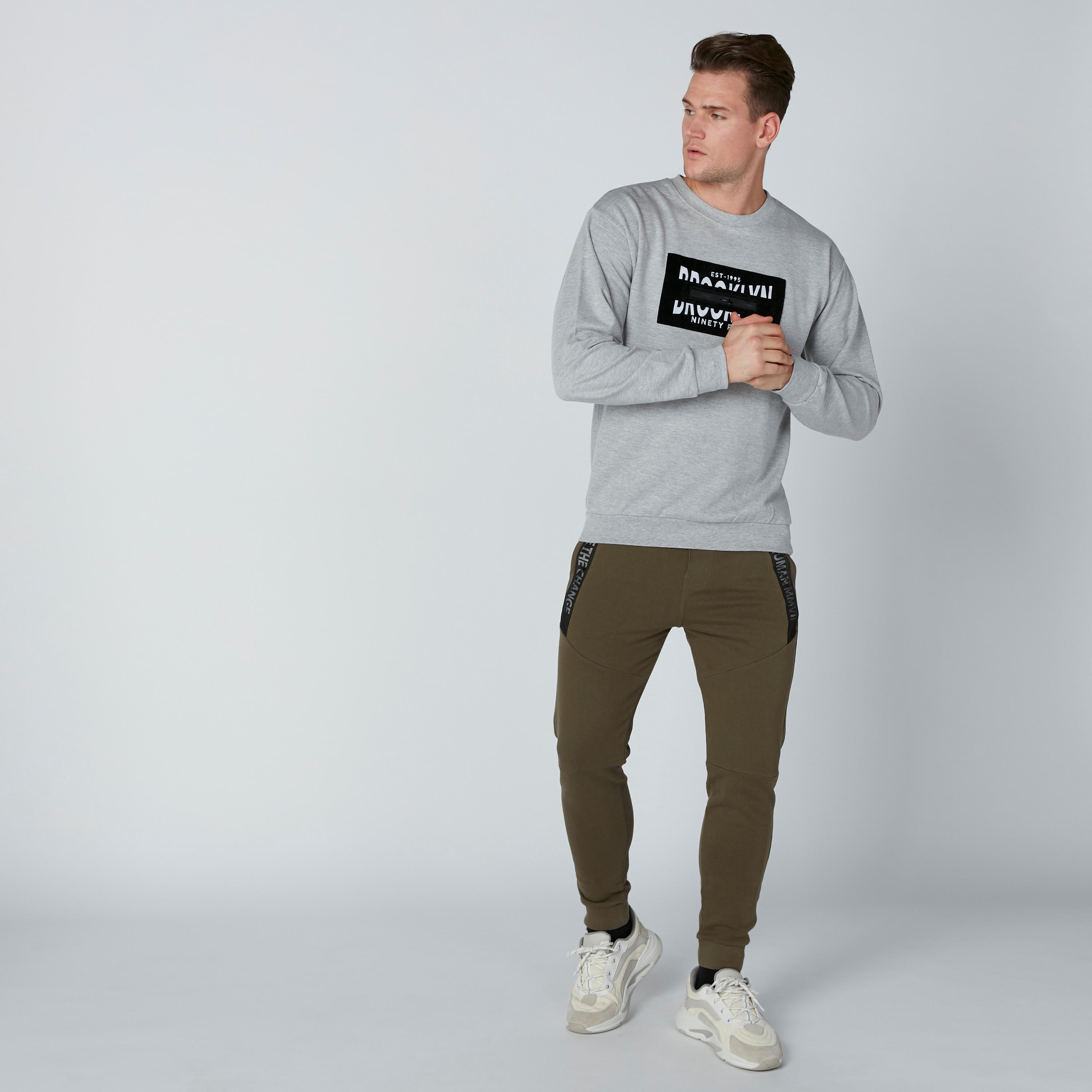بنطال رياضي برباط وطبعات بيينج هيومن-men-clothing-bottoms-joggers-image-3
