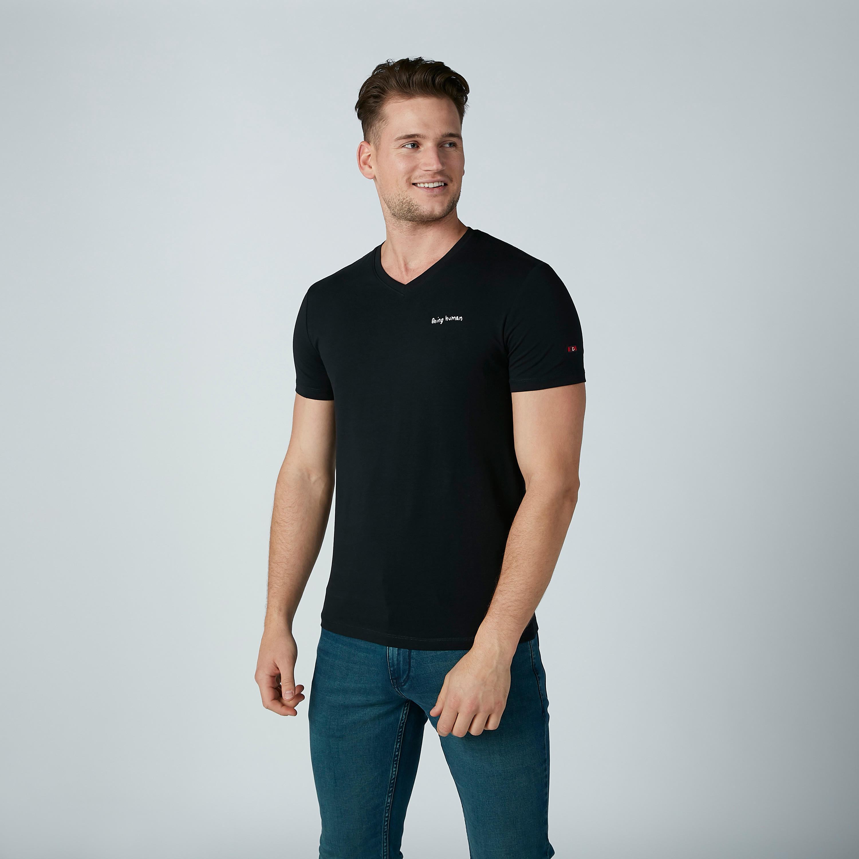 تيشيرت بياقة V وأكمام قصيرة من بيينج هيومان-men-clothing-tshirtsandpolos-tshirts-image-1