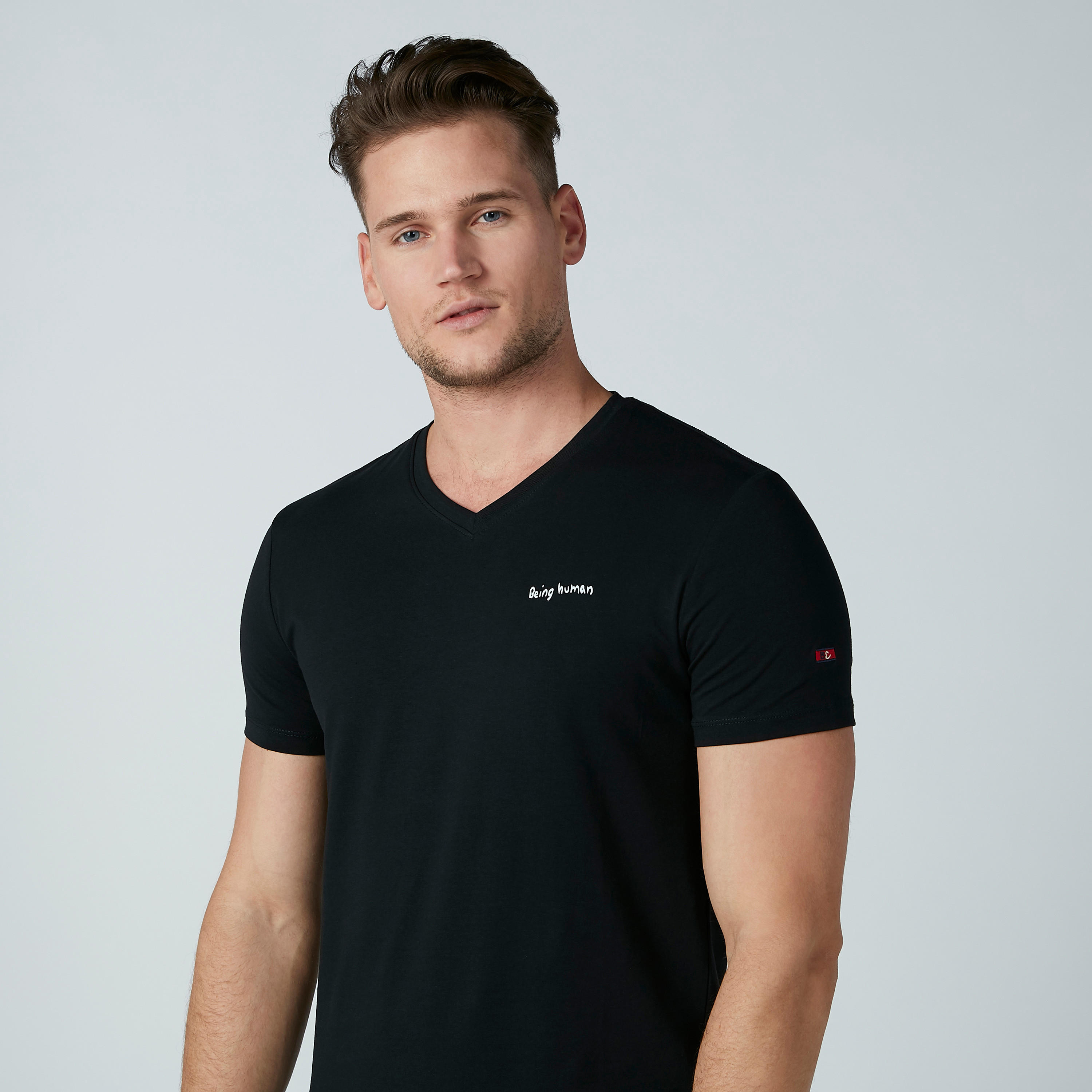 تيشيرت بياقة V وأكمام قصيرة من بيينج هيومان-men-clothing-tshirtsandpolos-tshirts-image-2