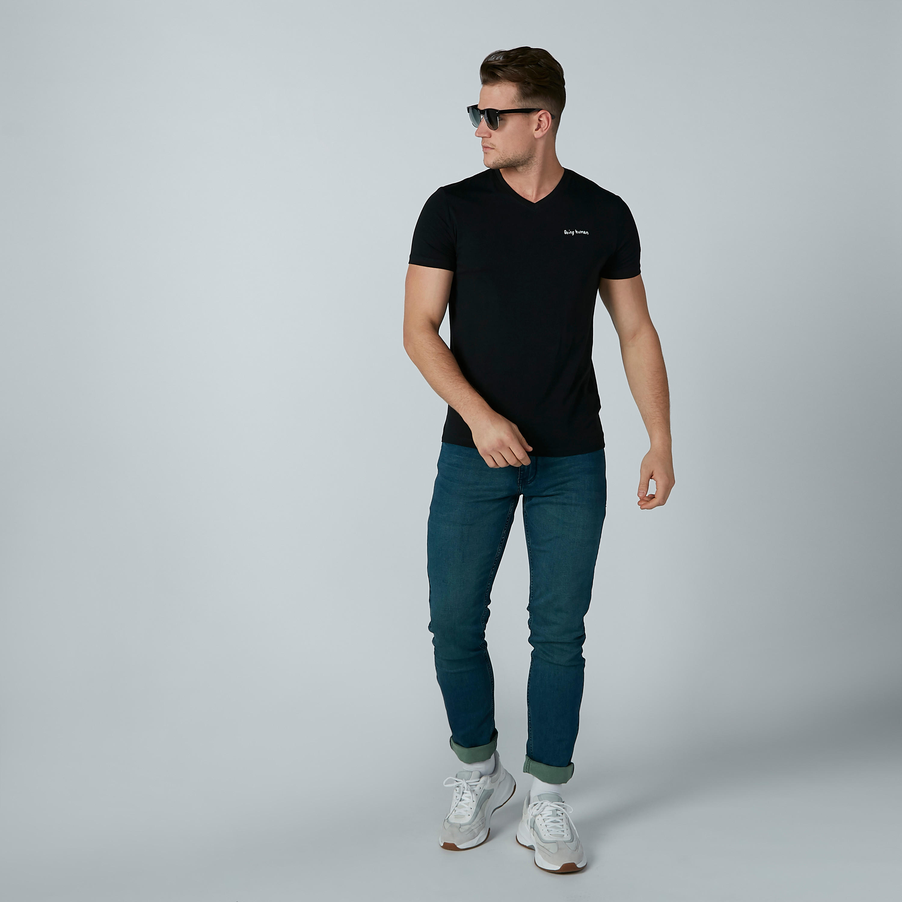 تيشيرت بياقة V وأكمام قصيرة من بيينج هيومان-men-clothing-tshirtsandpolos-tshirts-image-3