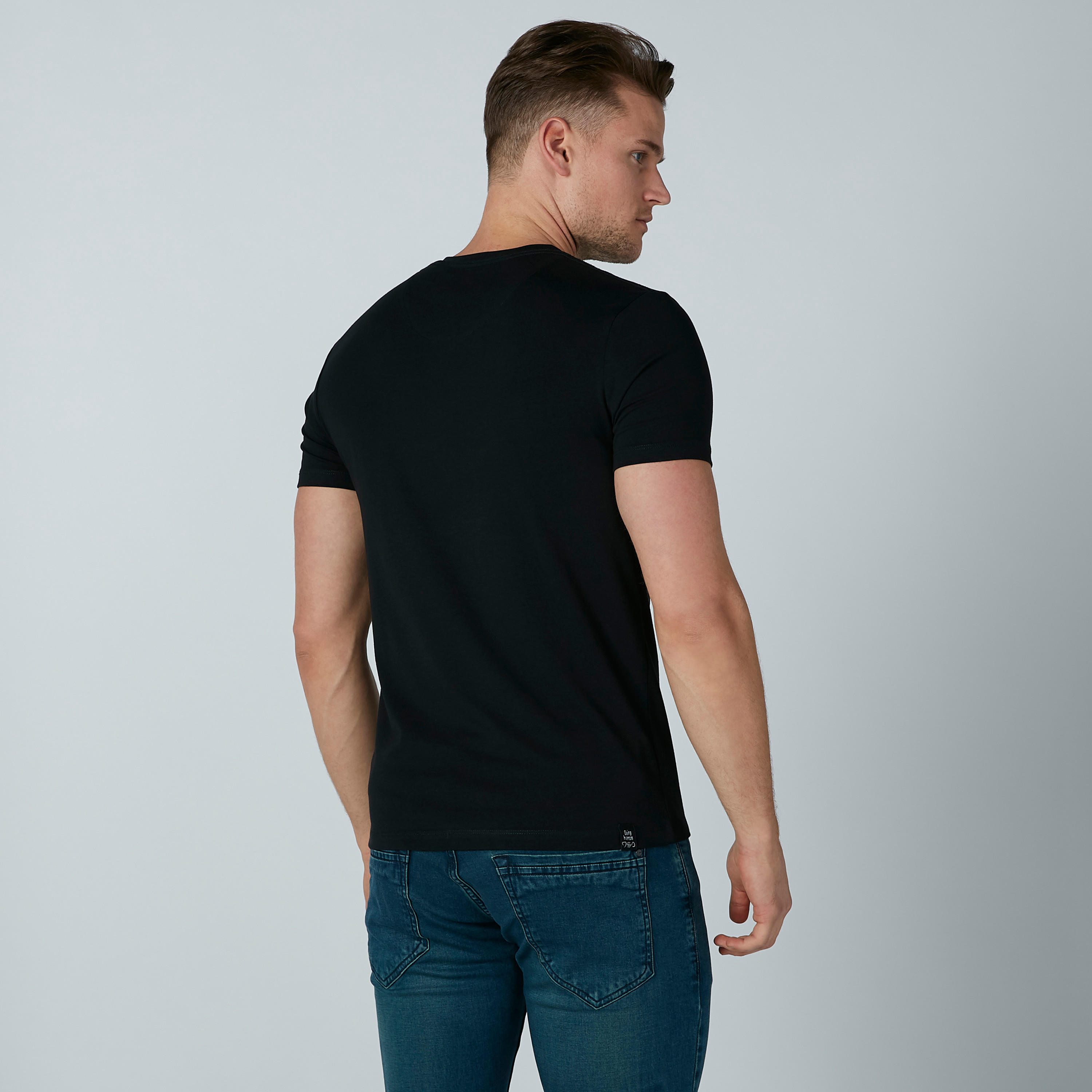 تيشيرت بياقة V وأكمام قصيرة من بيينج هيومان-men-clothing-tshirtsandpolos-tshirts-image-4