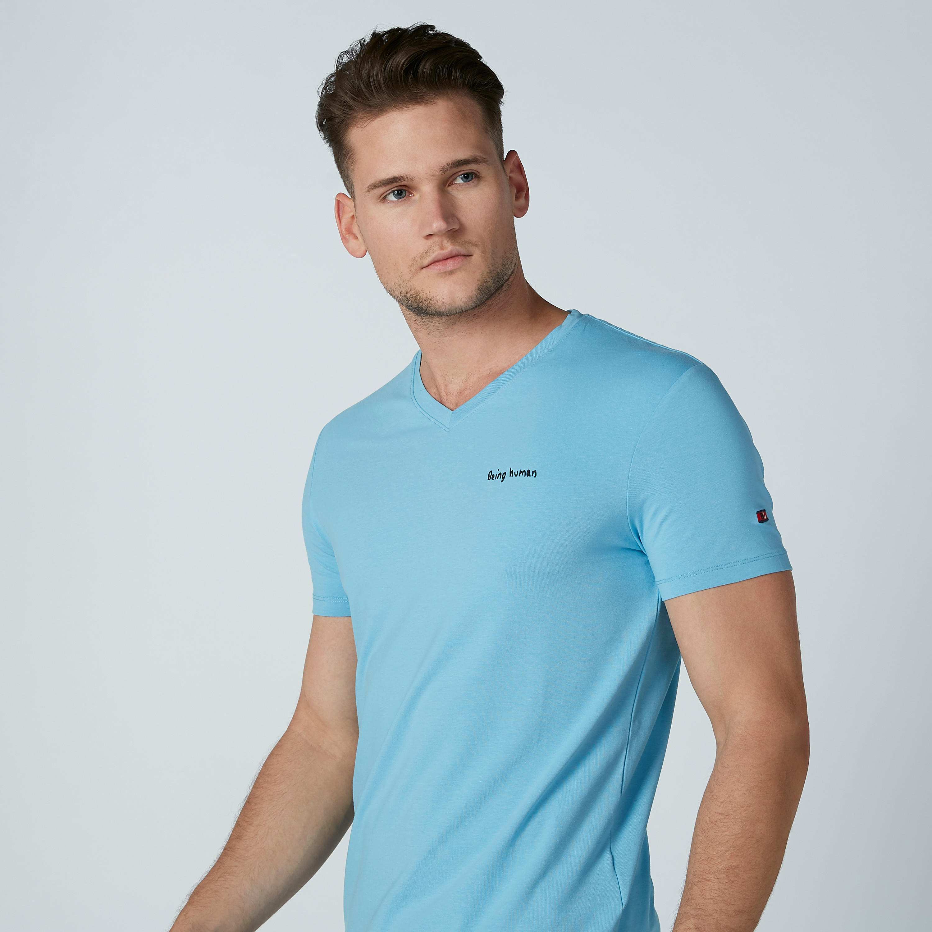 تيشيرت بياقة V وأكمام قصيرة وطبعات بيينج هيومان-men-clothing-tshirtsandpolos-tshirts-image-1
