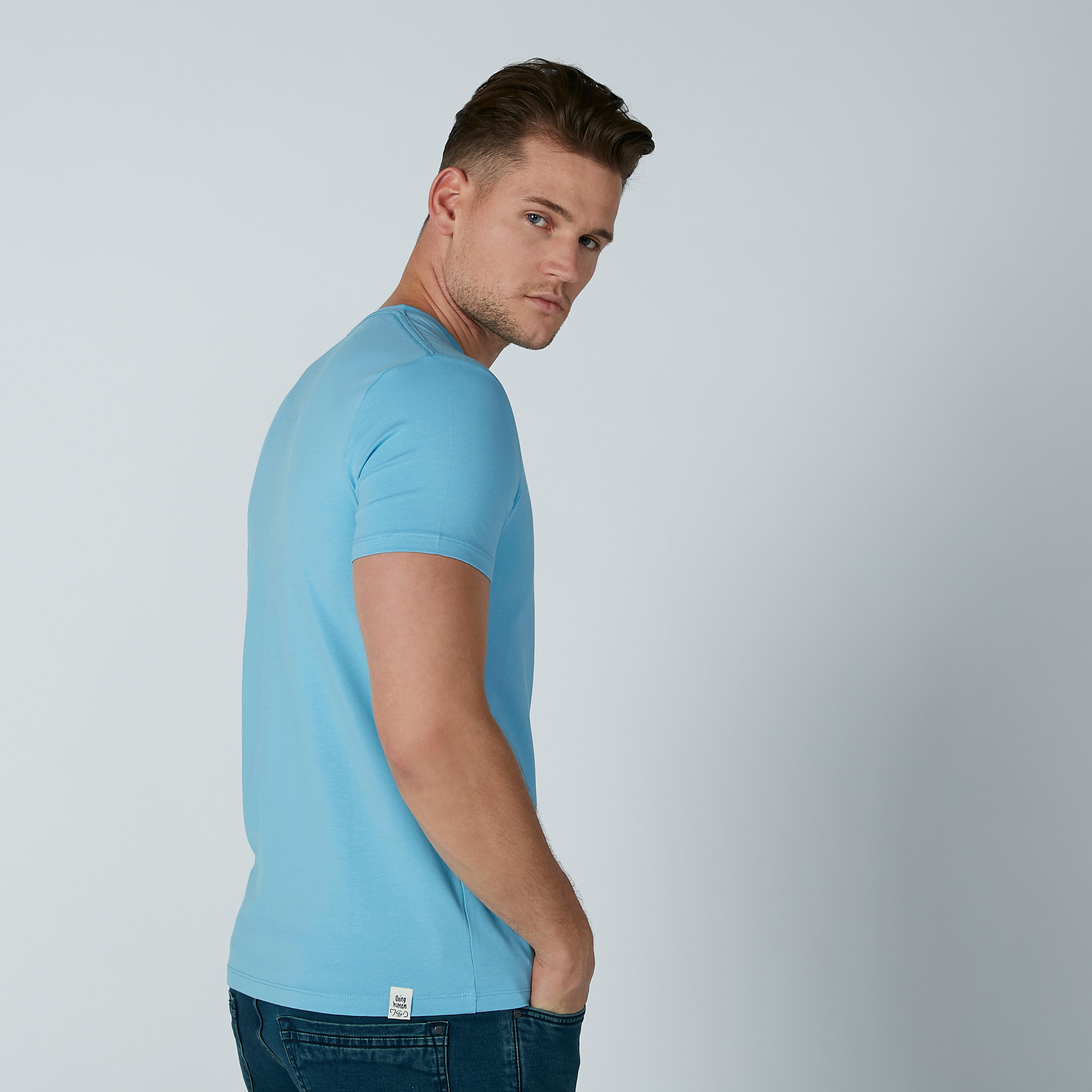 تيشيرت بياقة V وأكمام قصيرة وطبعات بيينج هيومان-men-clothing-tshirtsandpolos-tshirts-image-2