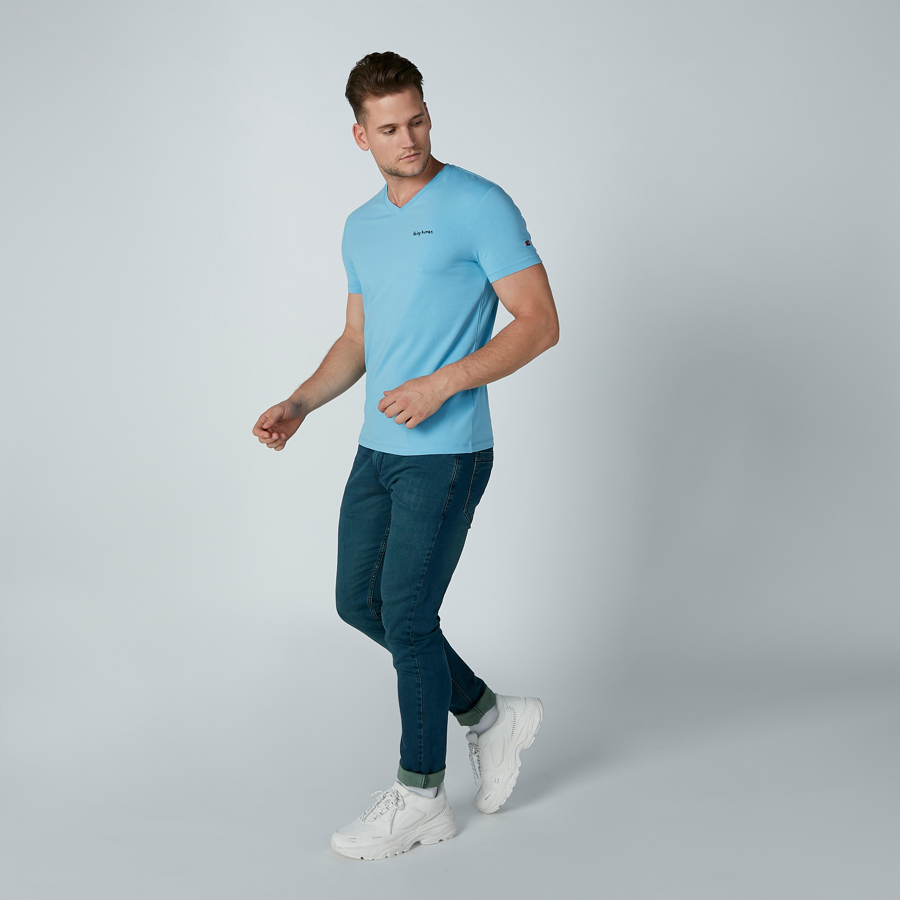 تيشيرت بياقة V وأكمام قصيرة وطبعات بيينج هيومان-men-clothing-tshirtsandpolos-tshirts-image-3