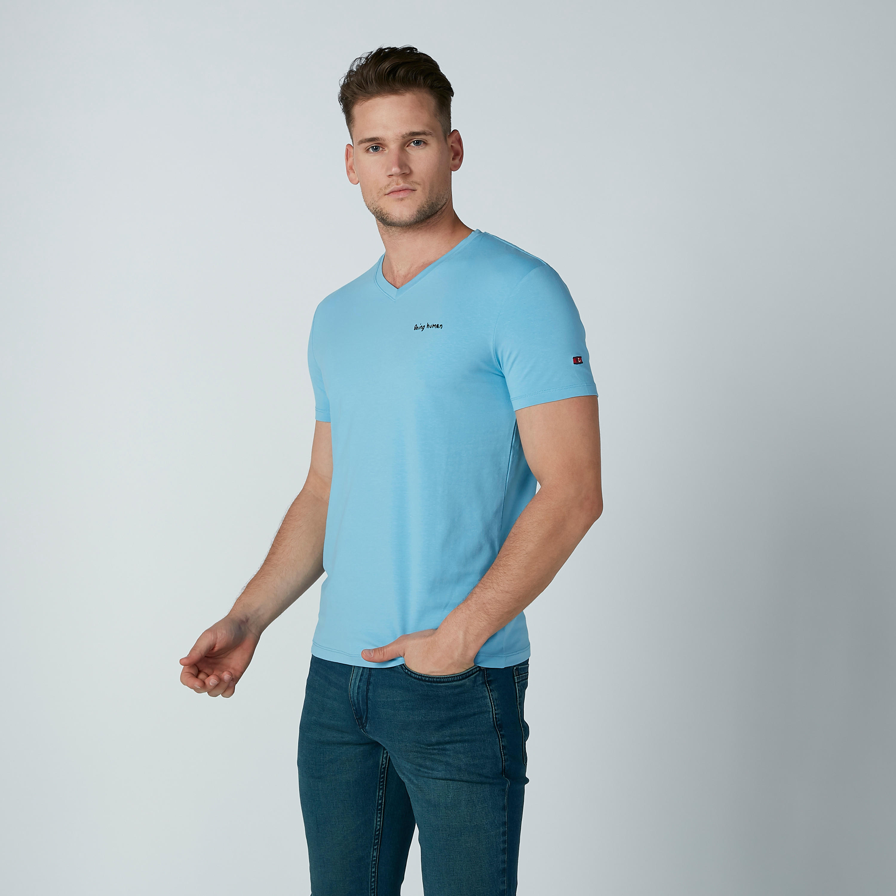 تيشيرت بياقة V وأكمام قصيرة وطبعات بيينج هيومان-men-clothing-tshirtsandpolos-tshirts-image-4