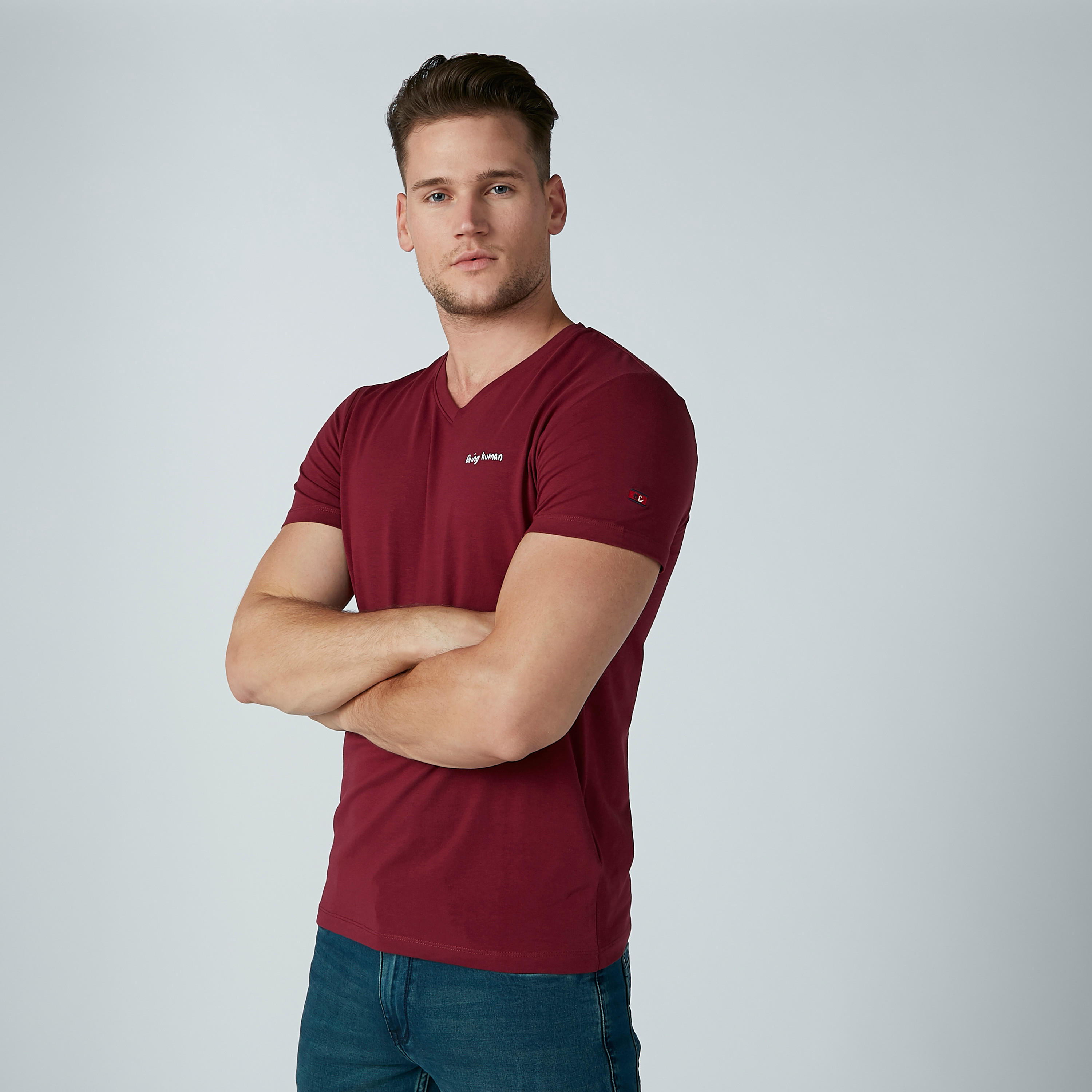 تيشيرت سادة بياقة V وأكمام قصيرة من بيينج هيومان-men-clothing-tshirtsandpolos-tshirts-image-3