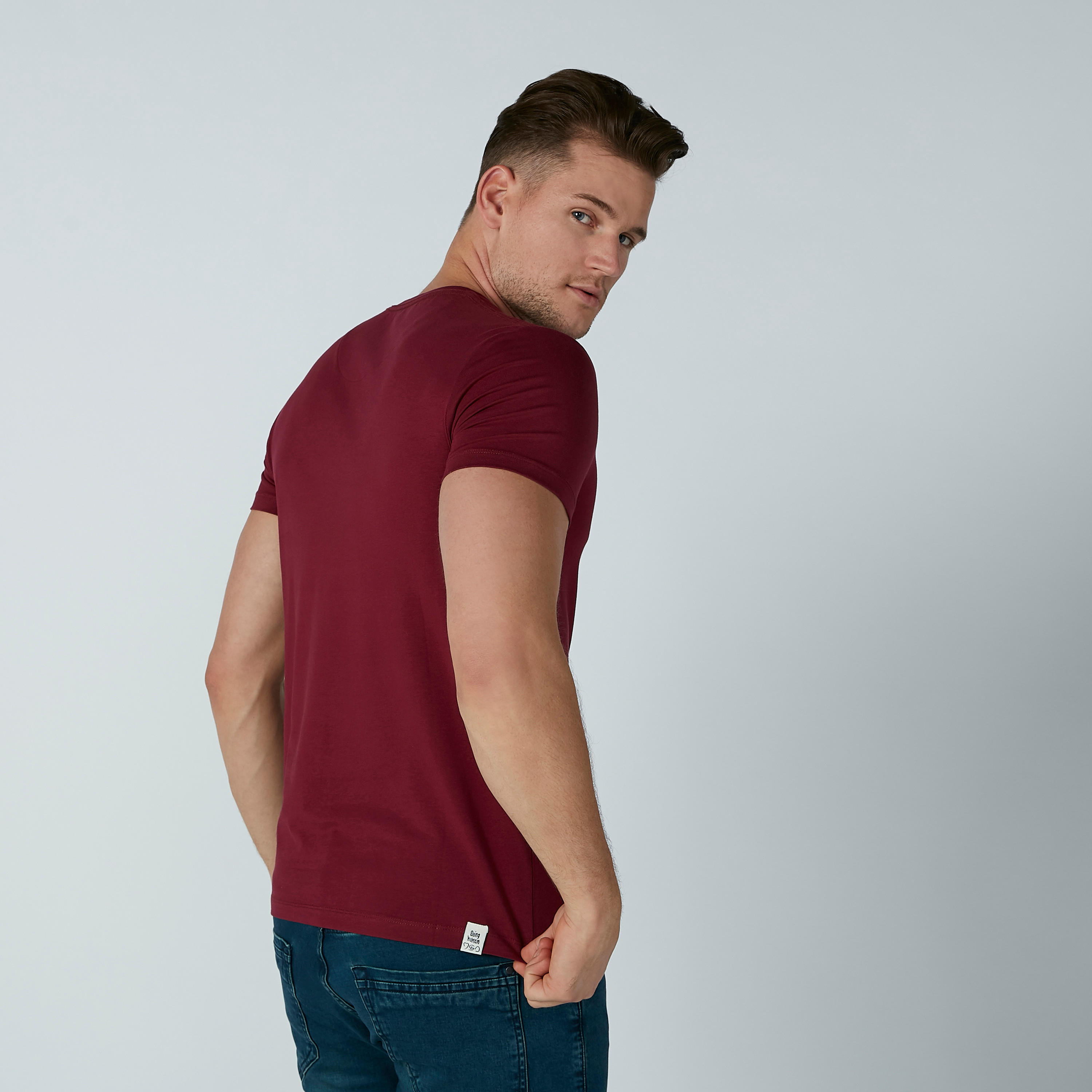 تيشيرت سادة بياقة V وأكمام قصيرة من بيينج هيومان-men-clothing-tshirtsandpolos-tshirts-image-4