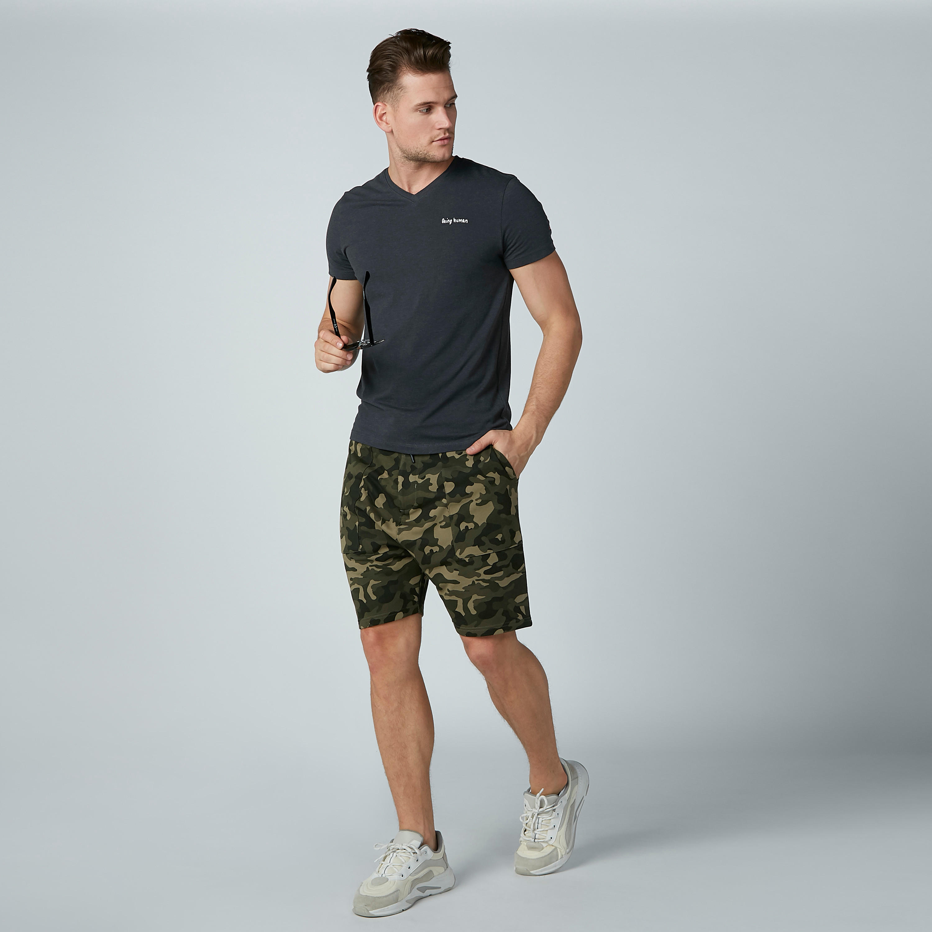 تيشيرت سادة بياقة V وأكمام قصيرة من بيينج هيومان-men-clothing-tshirtsandpolos-tshirts-image-1