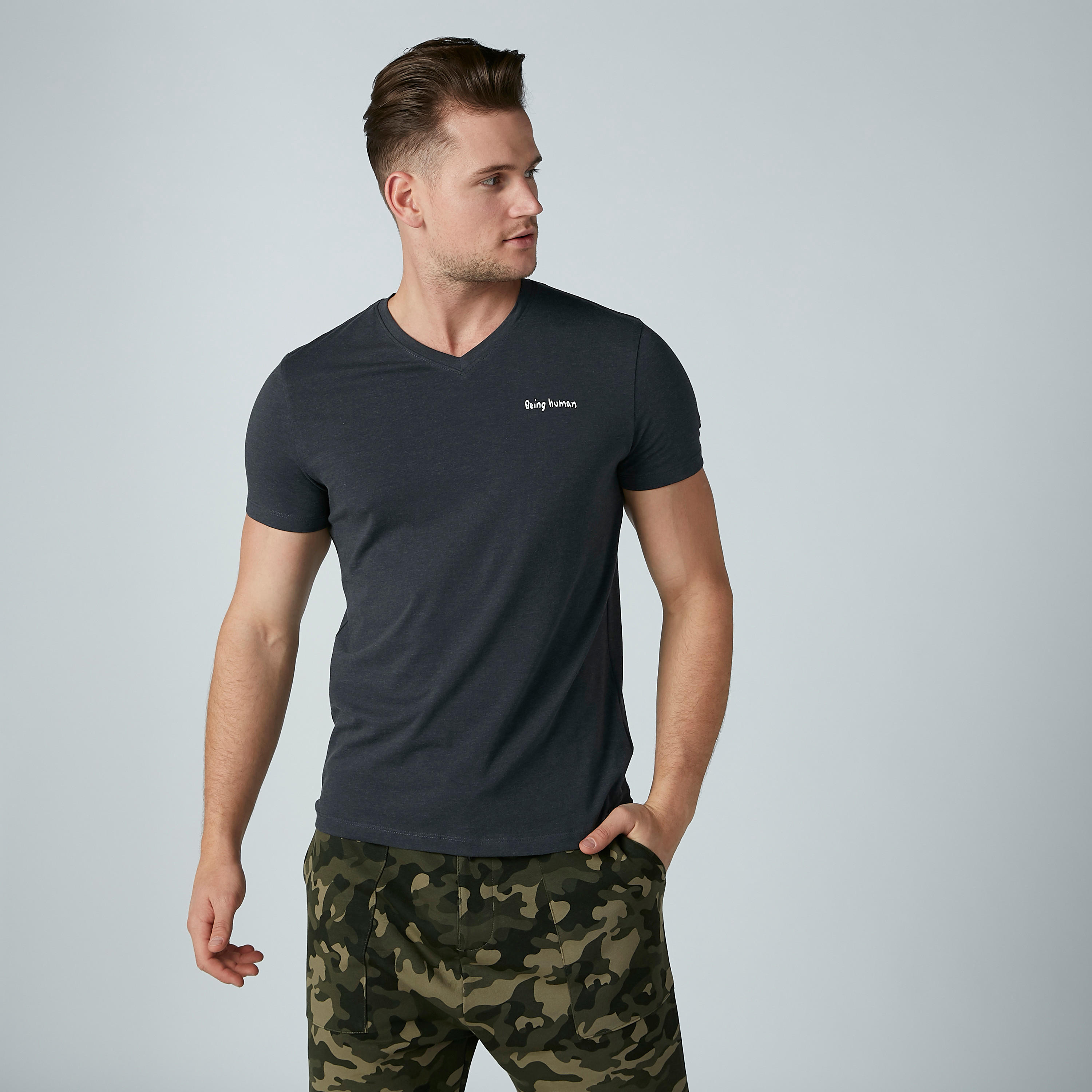 تيشيرت سادة بياقة V وأكمام قصيرة من بيينج هيومان-men-clothing-tshirtsandpolos-tshirts-image-2