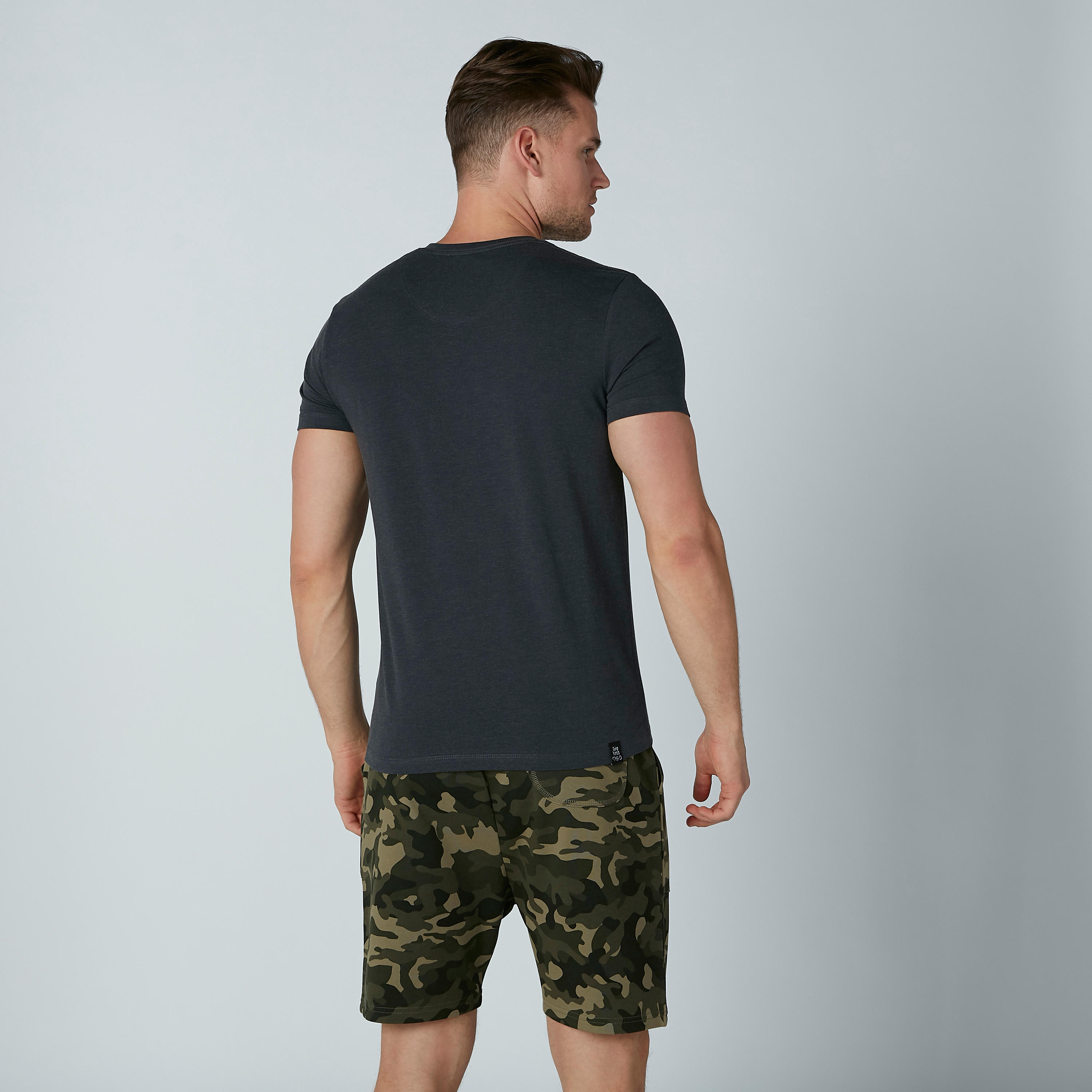 تيشيرت سادة بياقة V وأكمام قصيرة من بيينج هيومان-men-clothing-tshirtsandpolos-tshirts-image-3