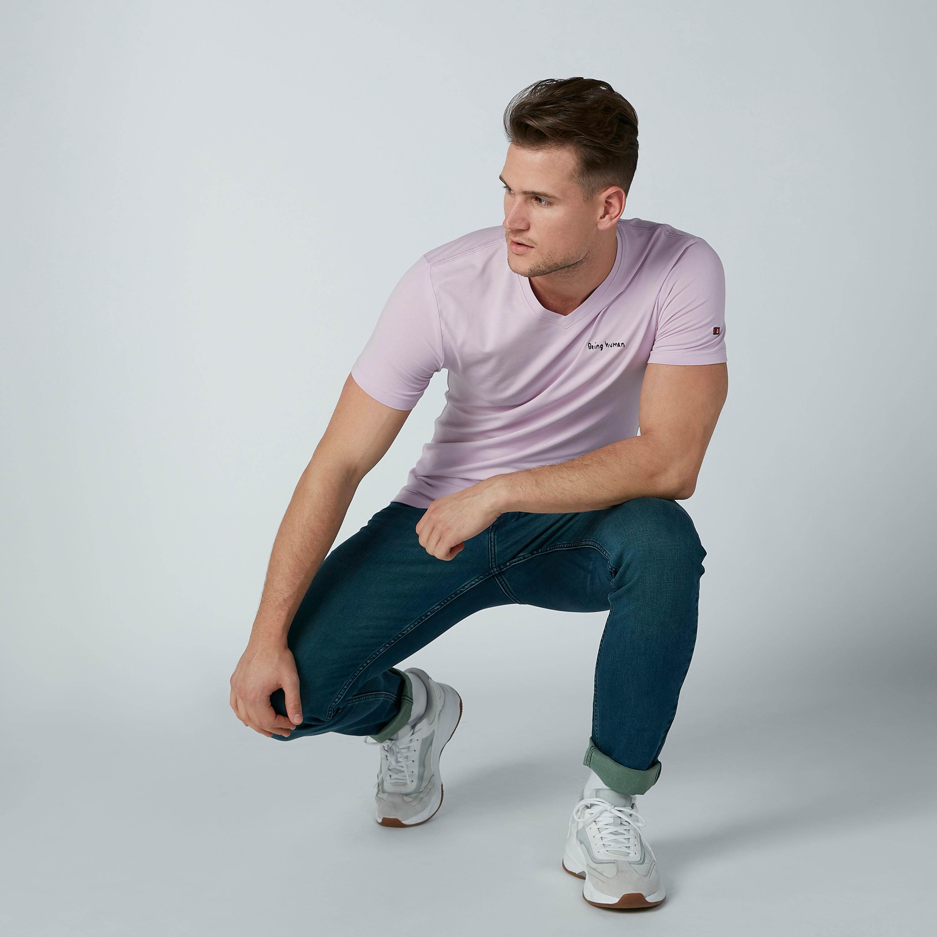 تيشيرت سادة بياقة V وأكمام قصيرة وطبعات من بيينج هيومان-men-clothing-tshirtsandpolos-tshirts-image-1