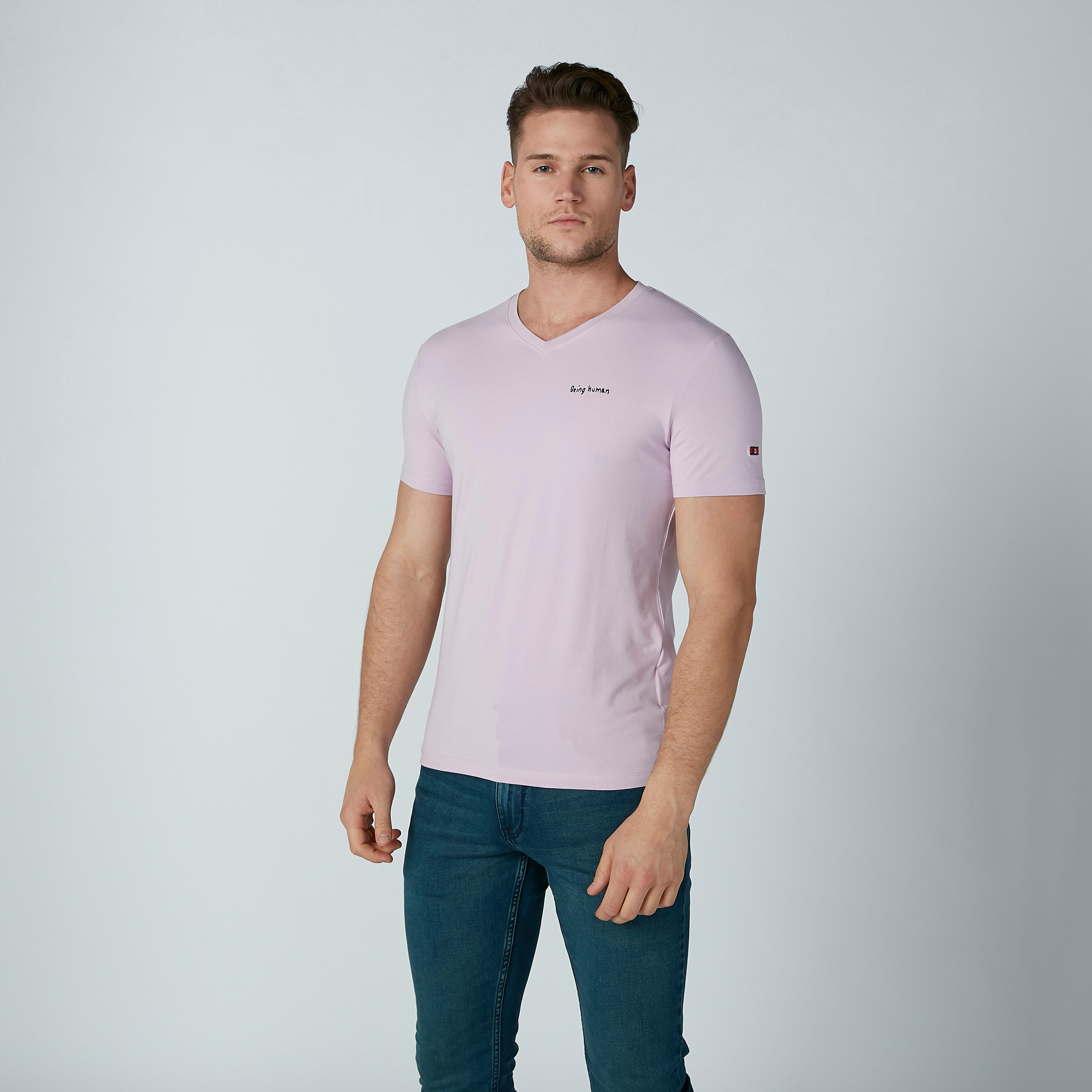 تيشيرت سادة بياقة V وأكمام قصيرة وطبعات من بيينج هيومان-men-clothing-tshirtsandpolos-tshirts-image-2