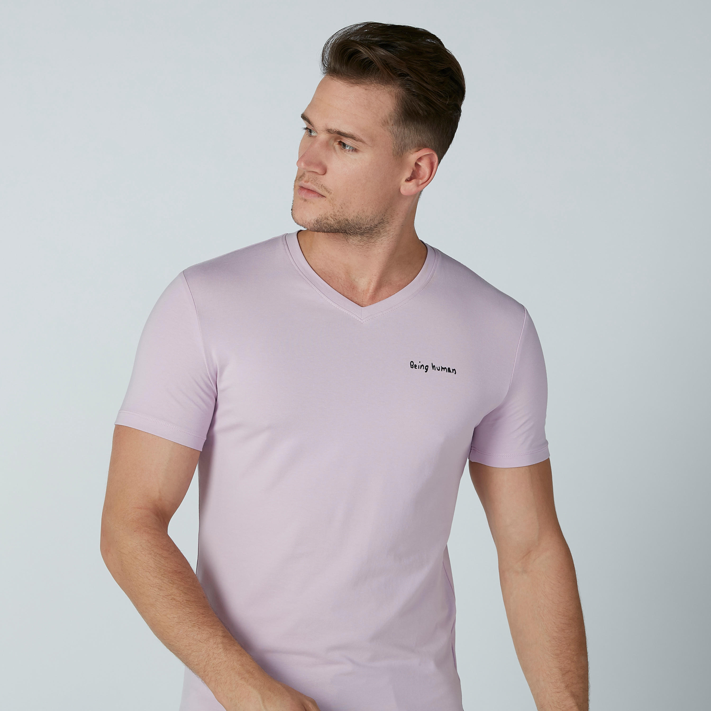 تيشيرت سادة بياقة V وأكمام قصيرة وطبعات من بيينج هيومان-men-clothing-tshirtsandpolos-tshirts-image-3