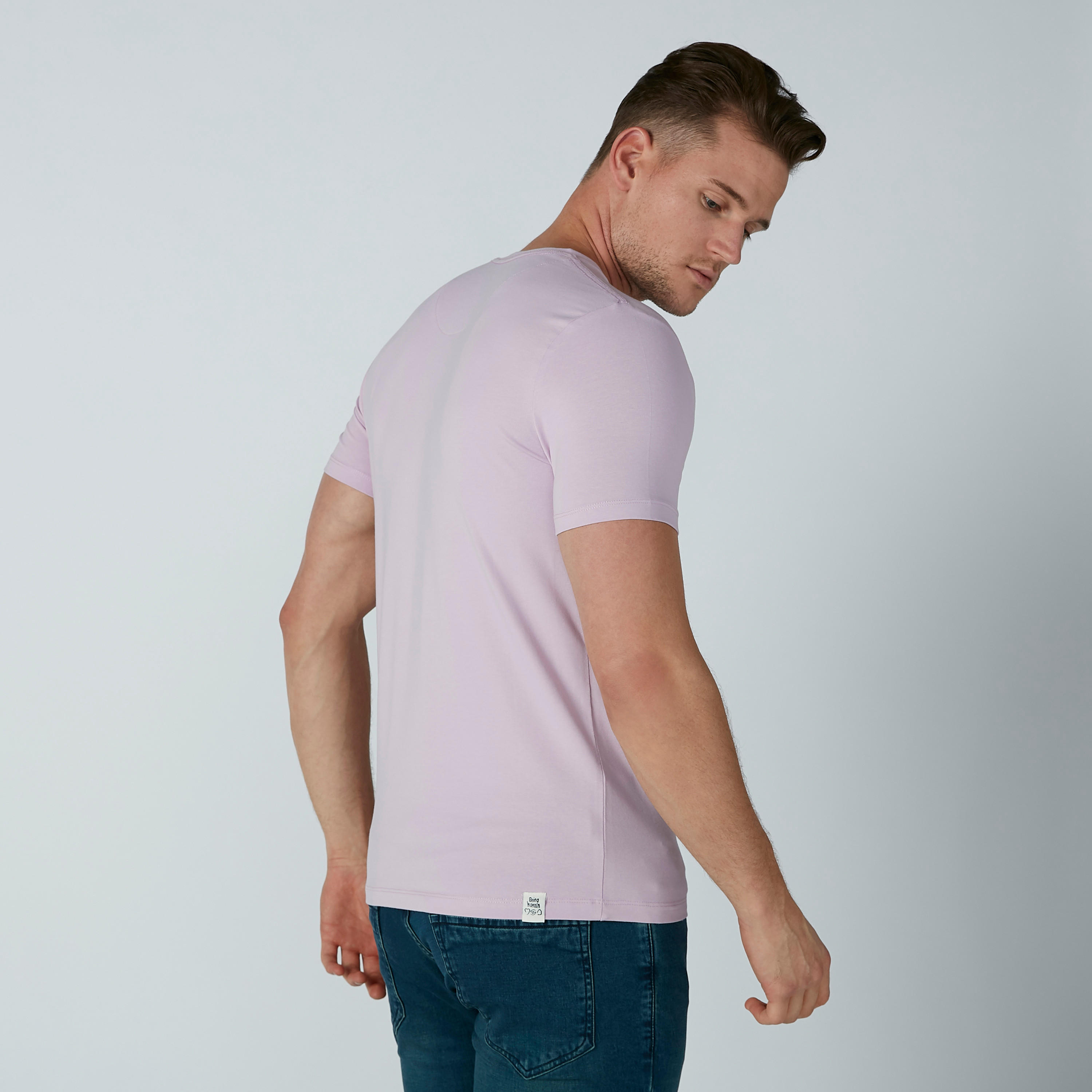 تيشيرت سادة بياقة V وأكمام قصيرة وطبعات من بيينج هيومان-men-clothing-tshirtsandpolos-tshirts-image-4