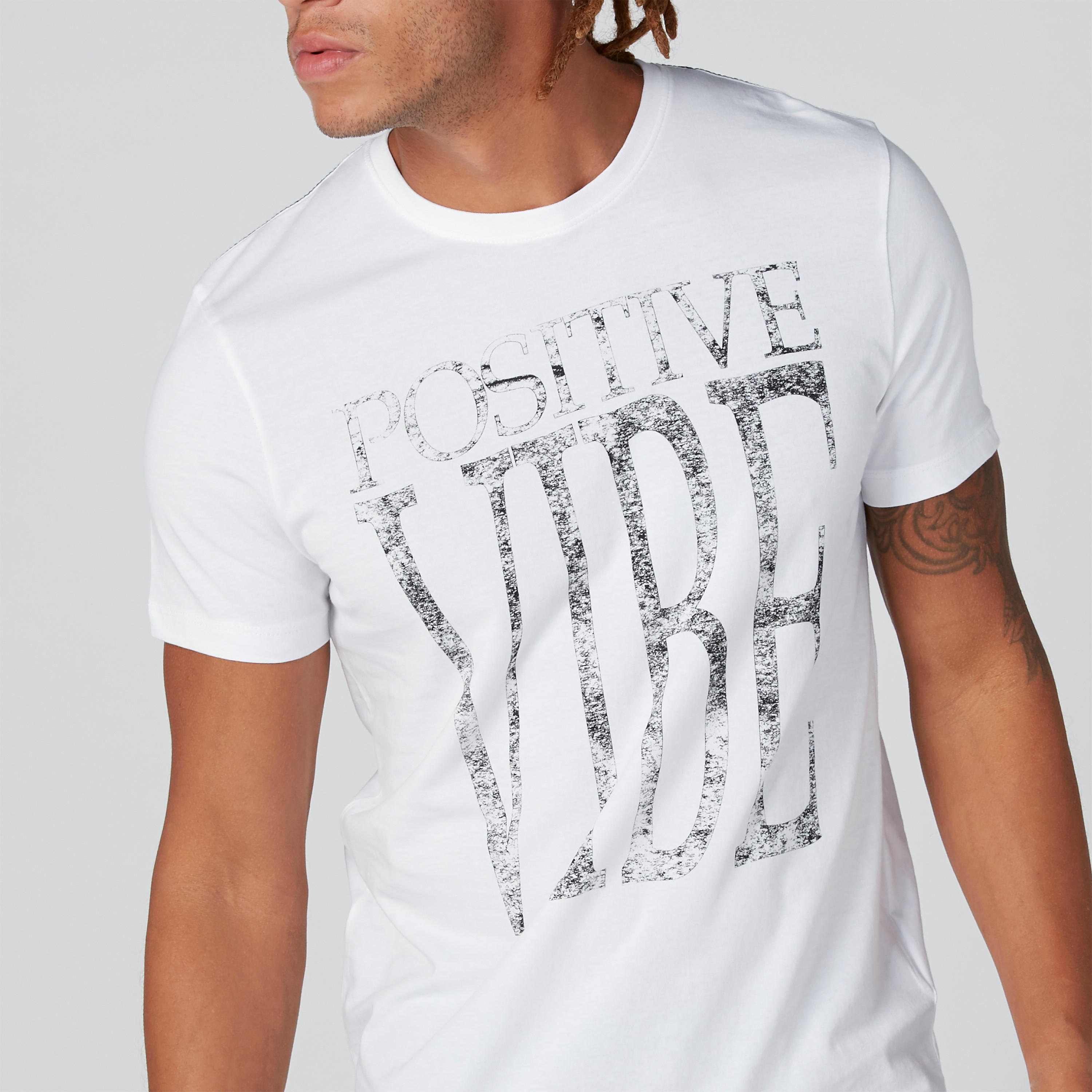 تيشيرت بياقة مستديرة وطبعات بيينج هيومان-men-clothing-tshirtsandpolos-tshirts-image-4