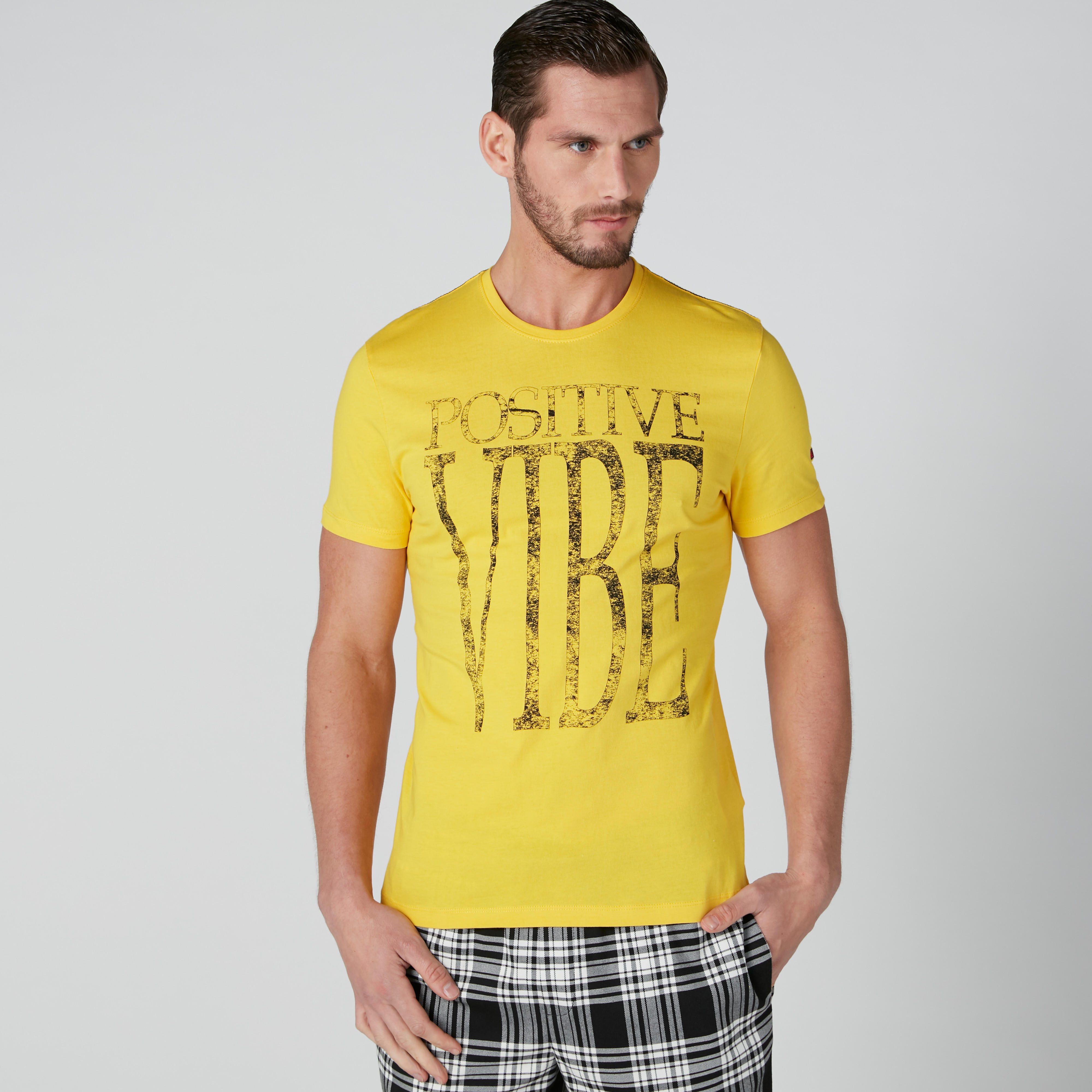 تيشيرت بياقة مستديرة وأكمام قصيرة وطبعات بيينج هيومان-men-clothing-tshirtsandpolos-tshirts-image-1