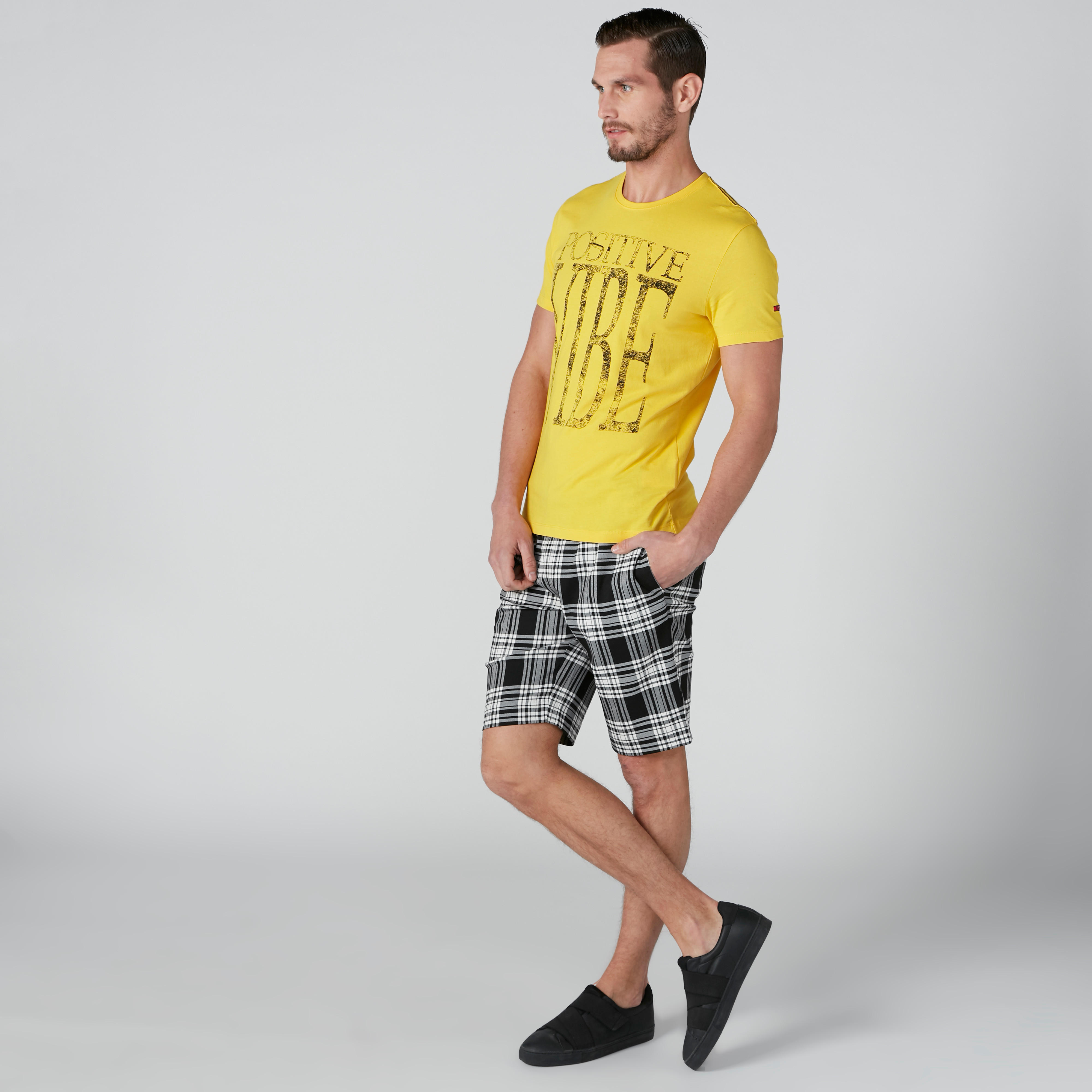 تيشيرت بياقة مستديرة وأكمام قصيرة وطبعات بيينج هيومان-men-clothing-tshirtsandpolos-tshirts-image-3