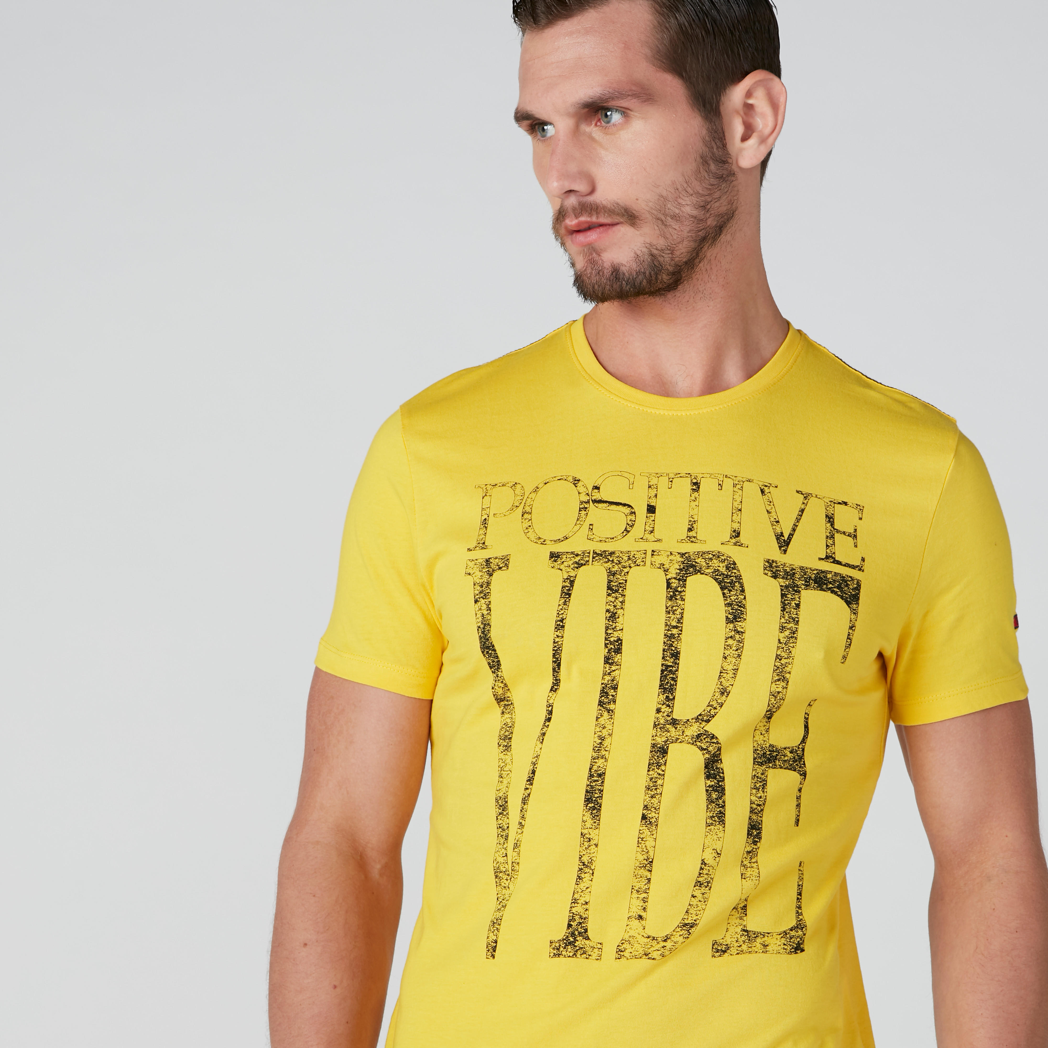 تيشيرت بياقة مستديرة وأكمام قصيرة وطبعات بيينج هيومان-men-clothing-tshirtsandpolos-tshirts-image-4