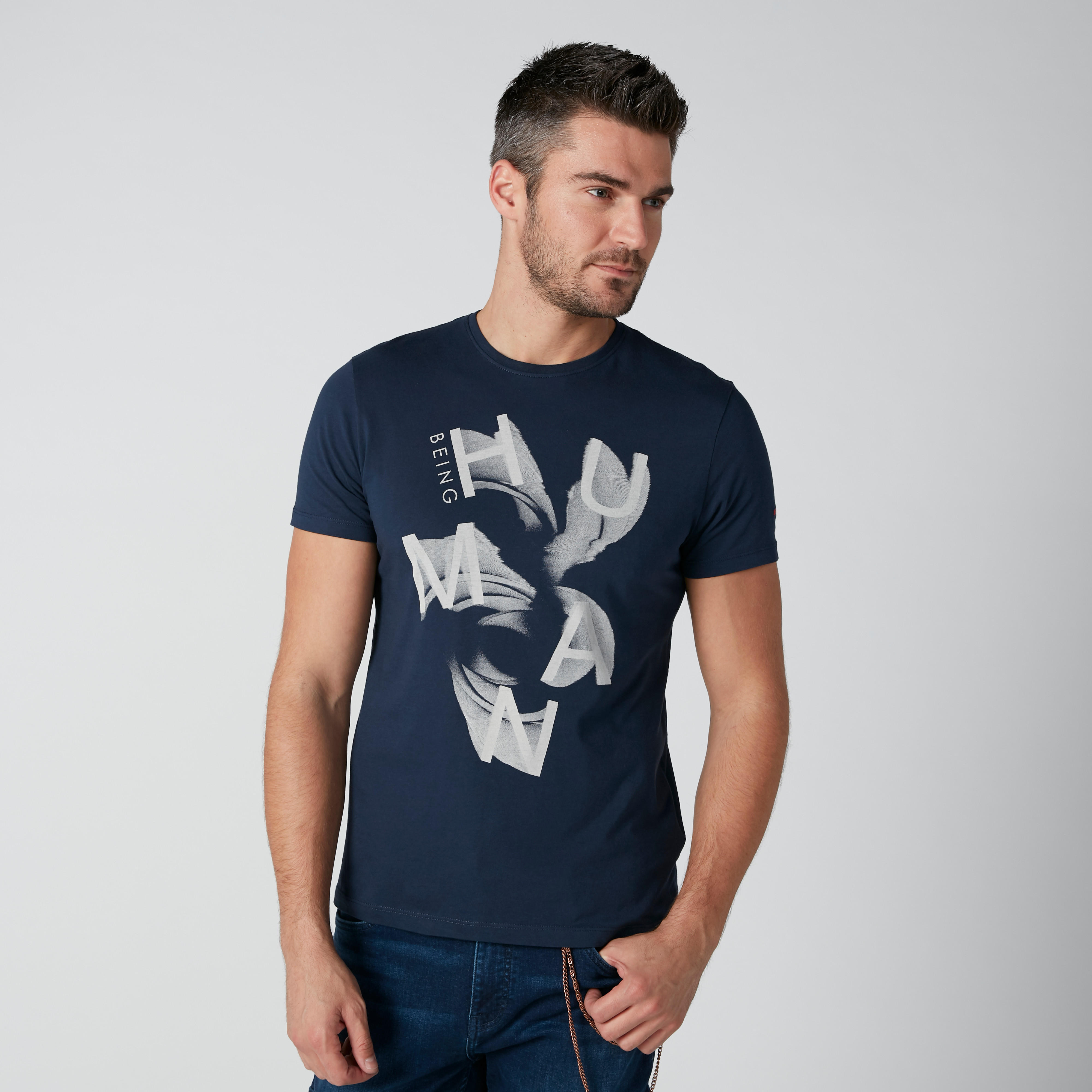 تيشيرت بياقة مستديرة وأكمام قصيرة وطبعات بيينج هيومان-men-clothing-tshirtsandpolos-tshirts-image-3