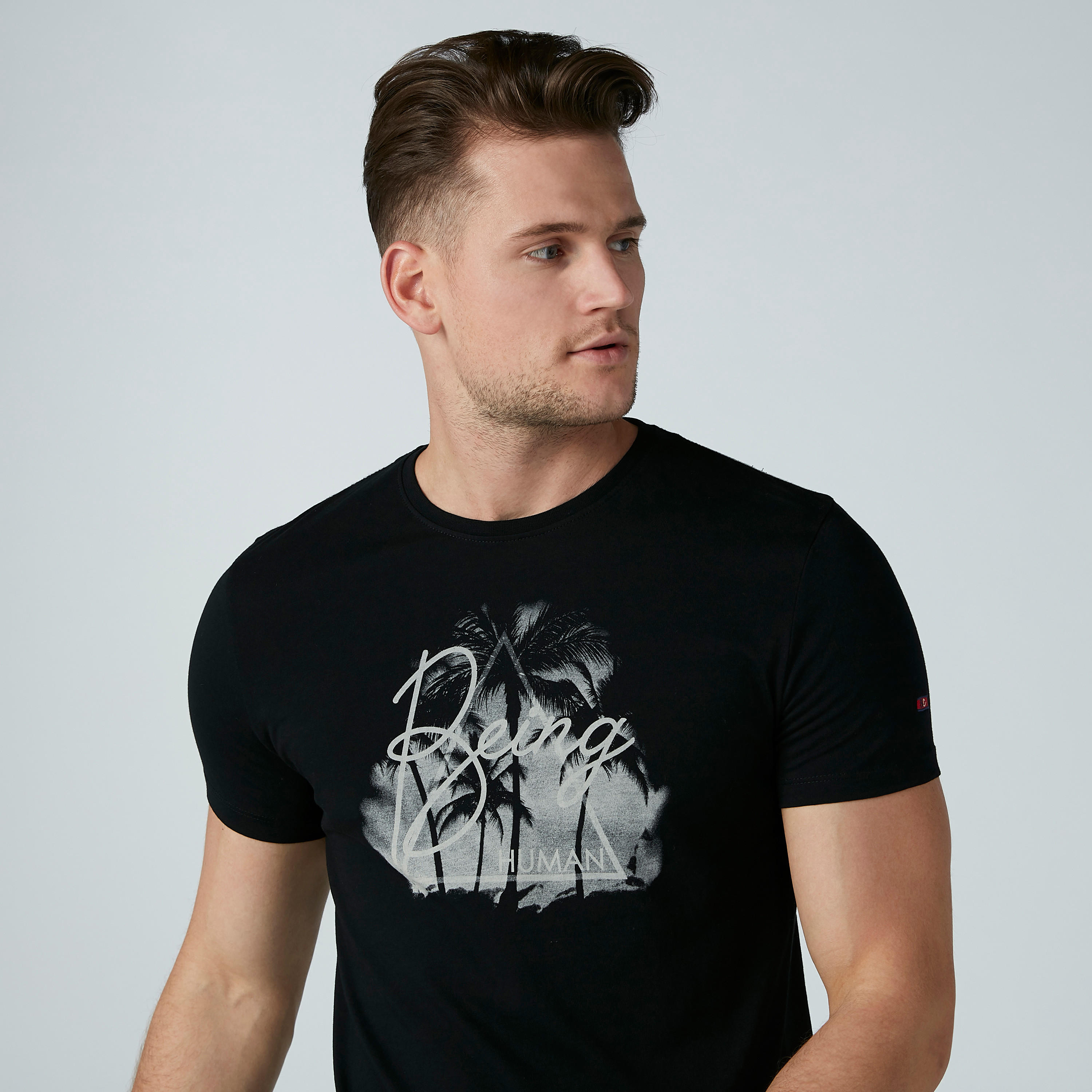 تيشيرت بياقة ضيّقة وطبعات بيينج هيومان-men-clothing-tshirtsandpolos-tshirts-image-2