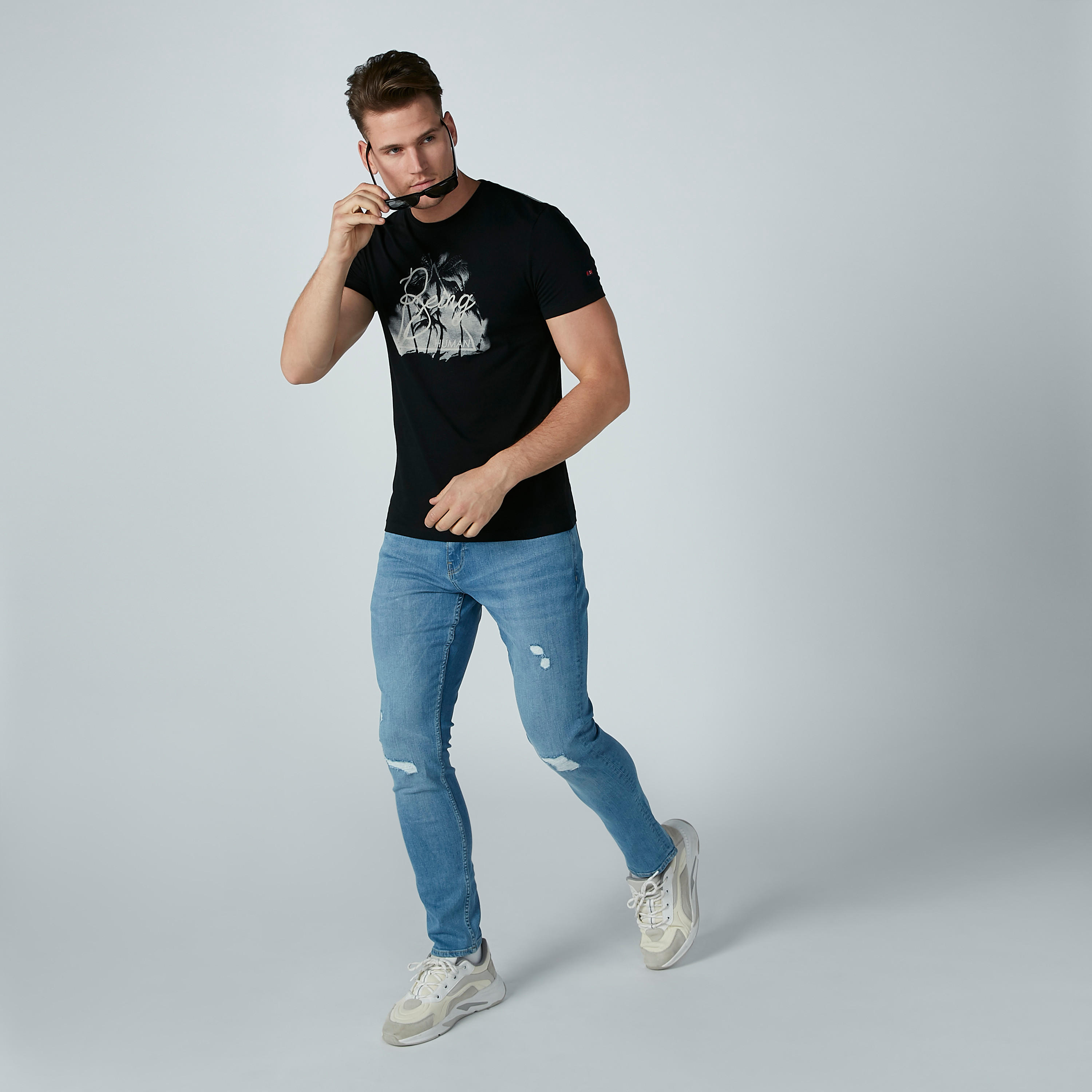 تيشيرت بياقة ضيّقة وطبعات بيينج هيومان-men-clothing-tshirtsandpolos-tshirts-image-3