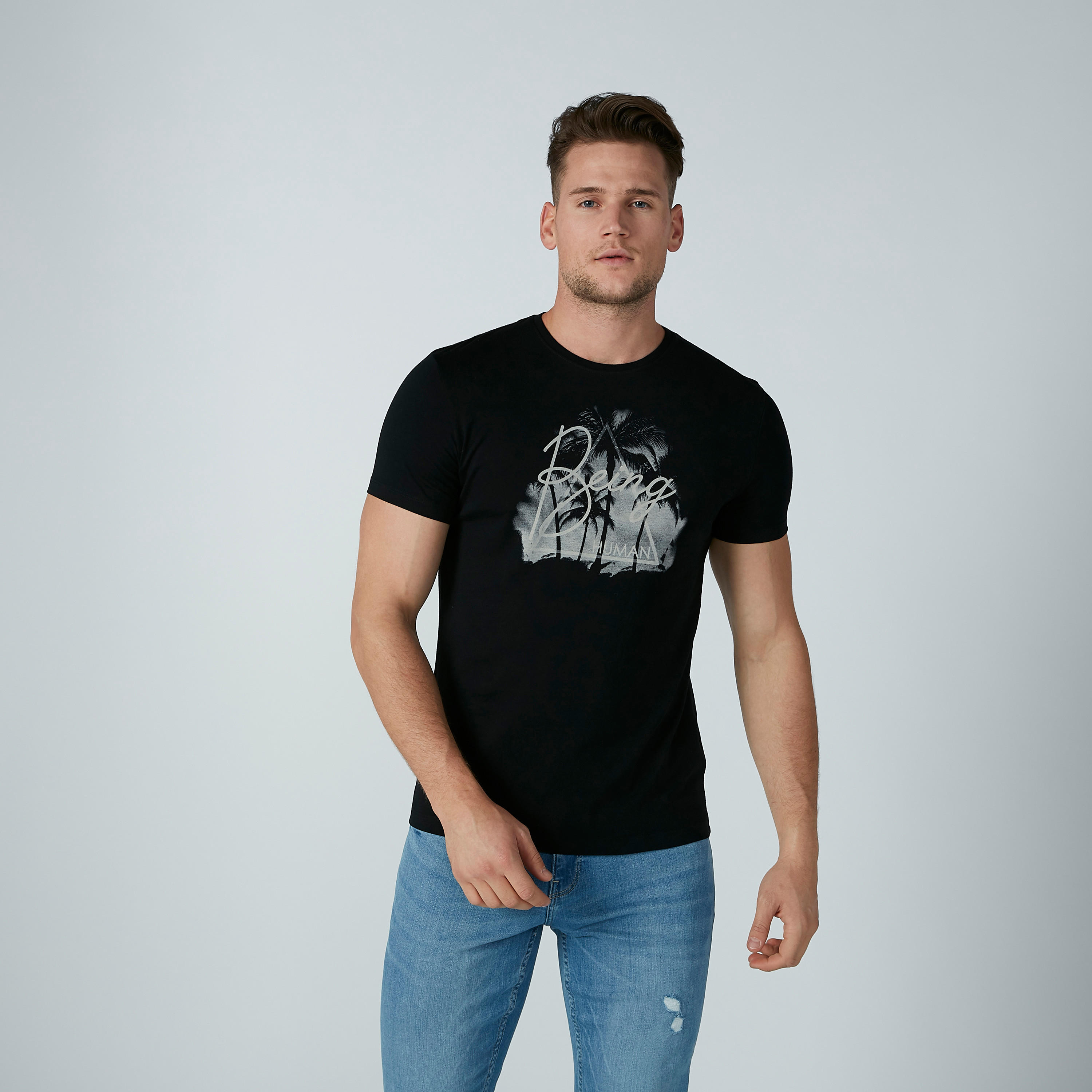 تيشيرت بياقة ضيّقة وطبعات بيينج هيومان-men-clothing-tshirtsandpolos-tshirts-image-1