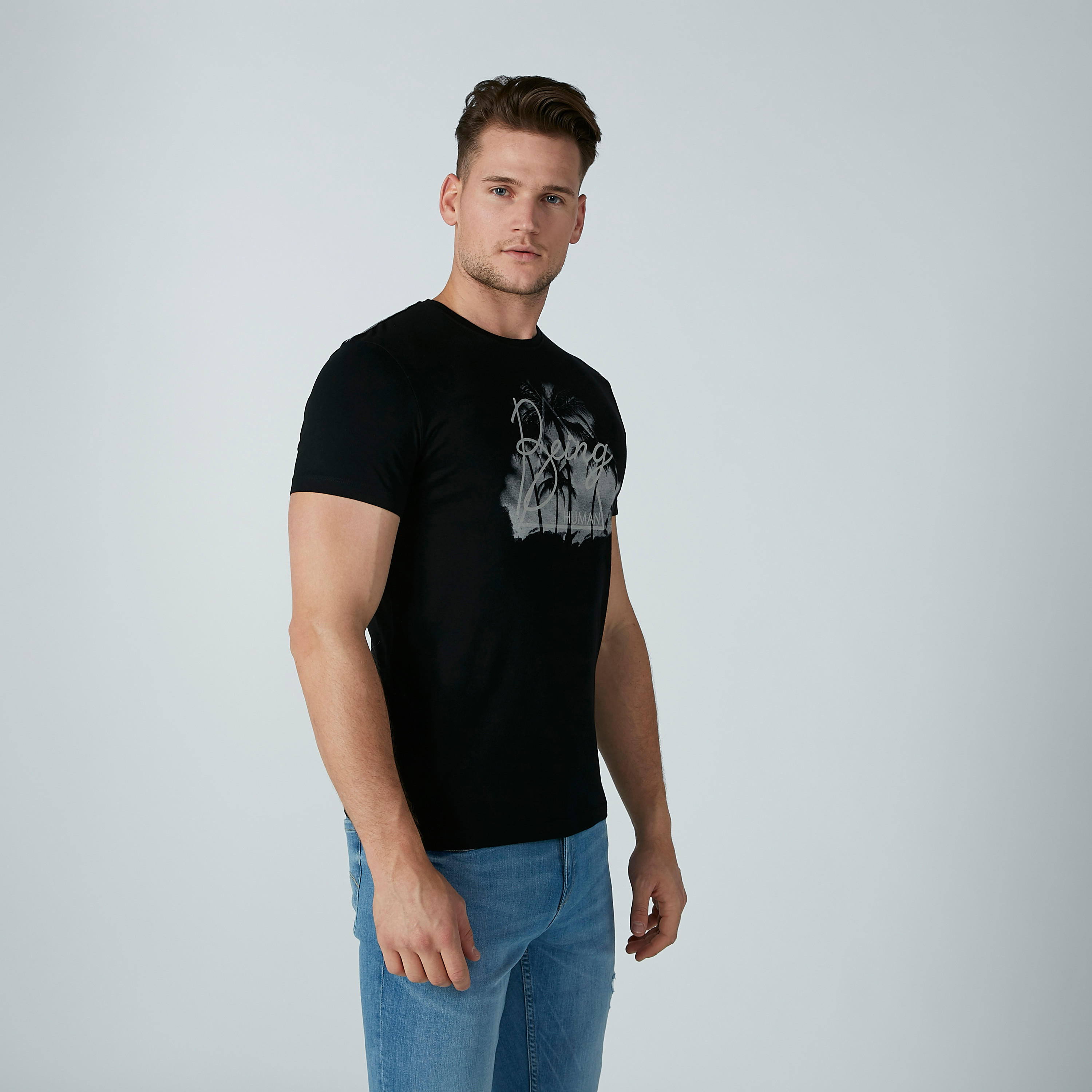 تيشيرت بياقة ضيّقة وطبعات بيينج هيومان-men-clothing-tshirtsandpolos-tshirts-image-4